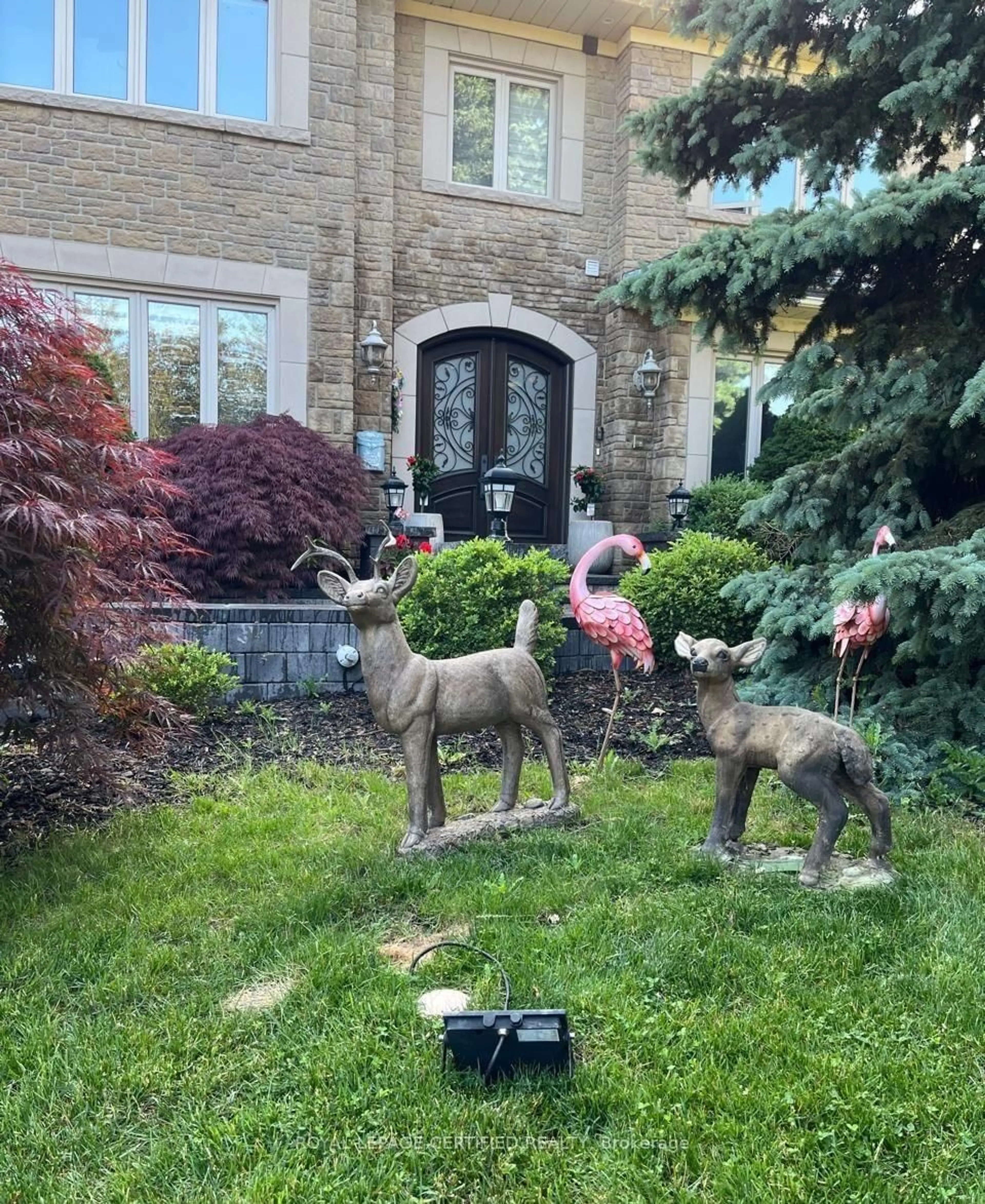 A pic from outside/outdoor area/front of a property/back of a property/a pic from drone, street for 5128 Elderview Crt, Mississauga Ontario L5M 5A9