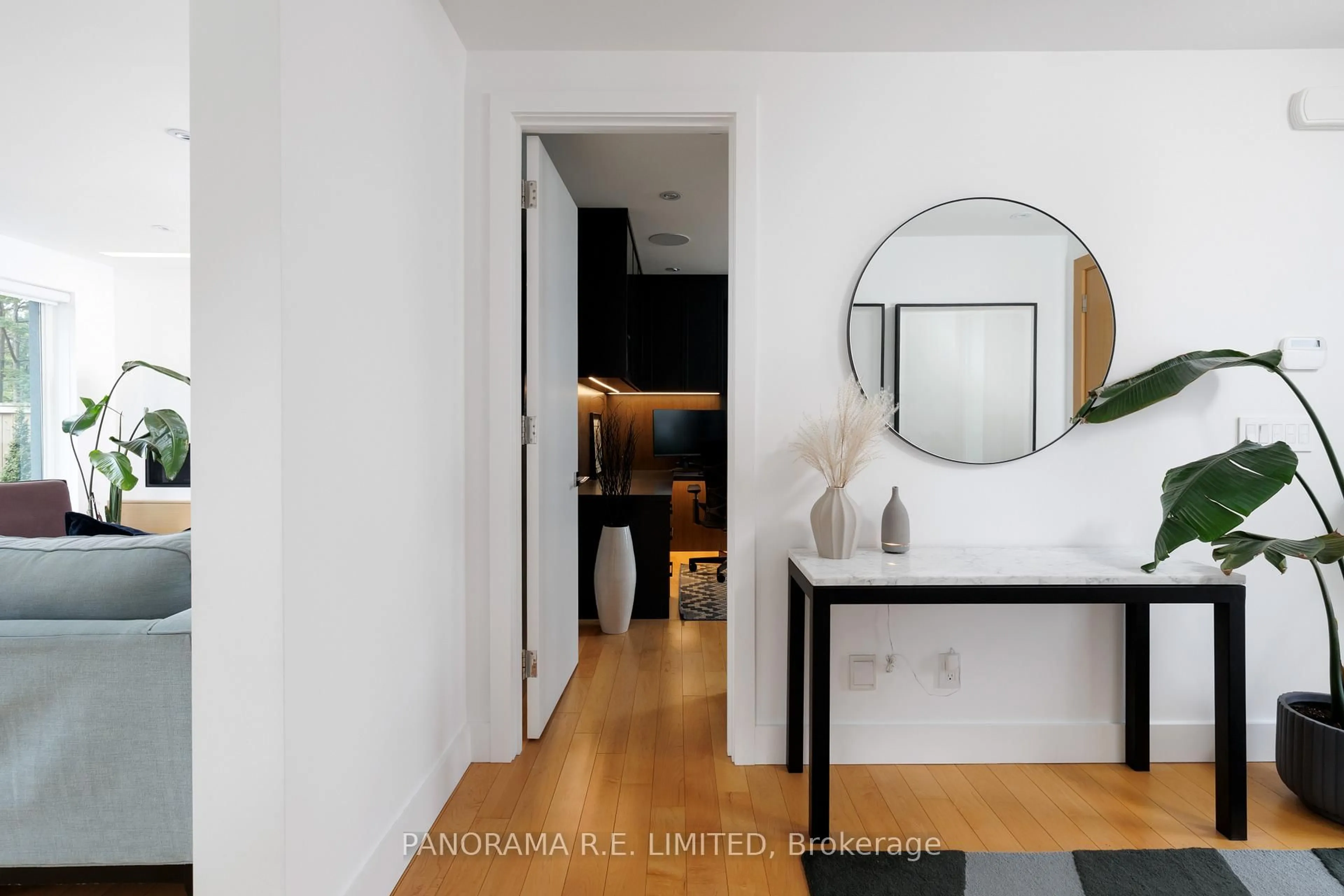 Indoor entryway for 8 Greenford Rd, Toronto Ontario M9A 3E6