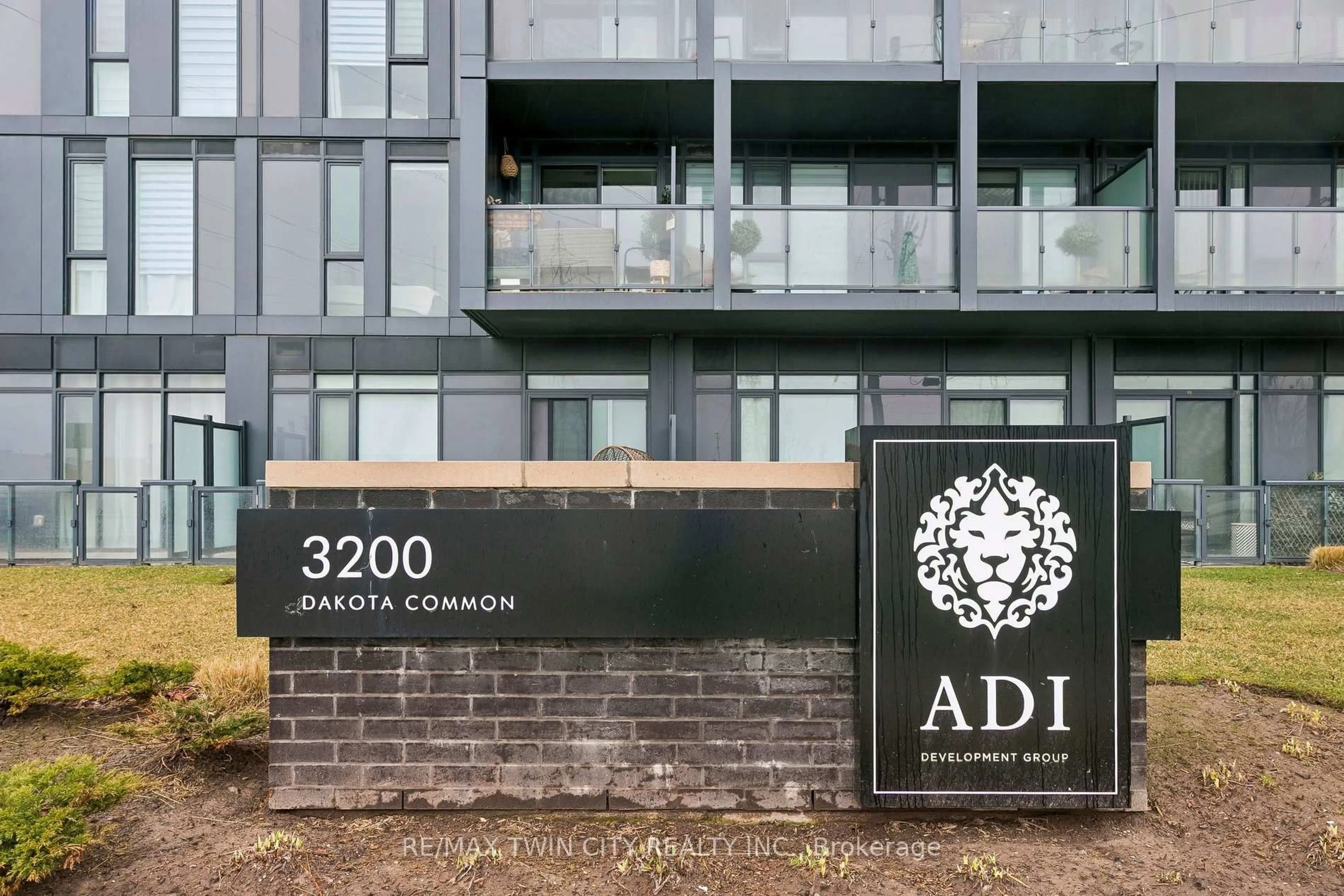 Indoor foyer for 3200 Dakota Common #B818, Burlington Ontario L7M 2A7