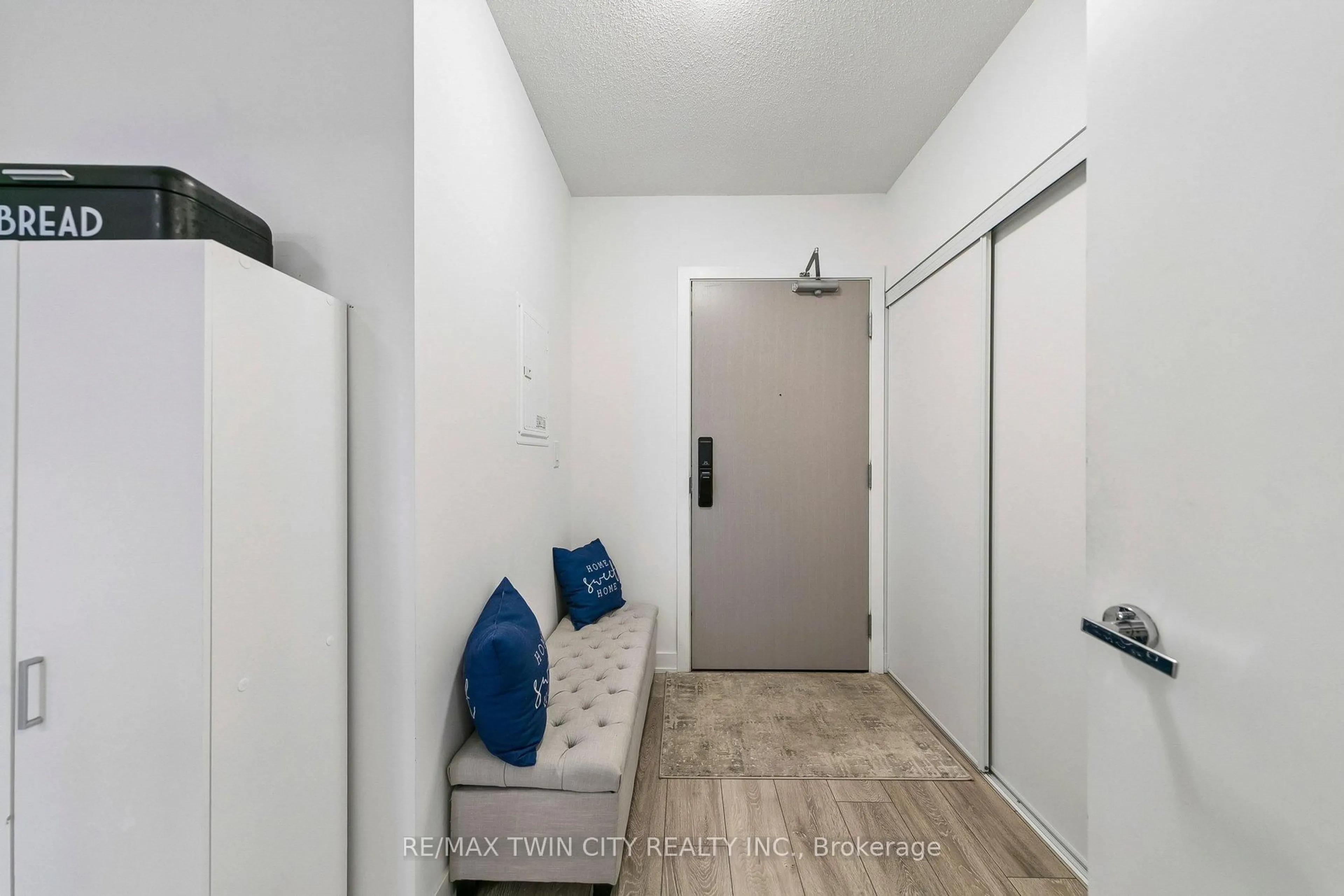 Indoor entryway for 3200 Dakota Common #B818, Burlington Ontario L7M 2A7