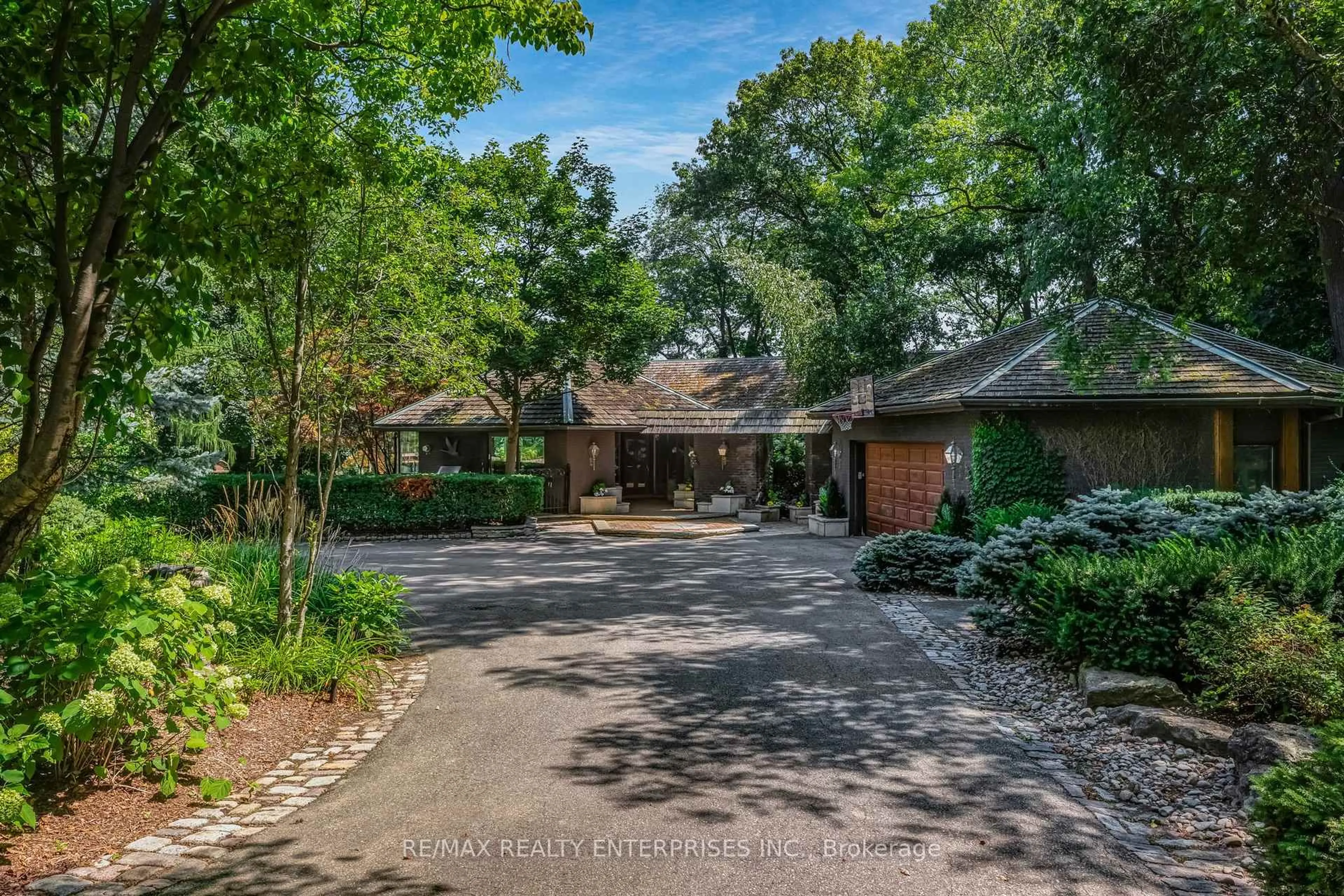 A pic from outside/outdoor area/front of a property/back of a property/a pic from drone, street for 1000 Mississauga Heights Dr, Mississauga Ontario L5C 1A6