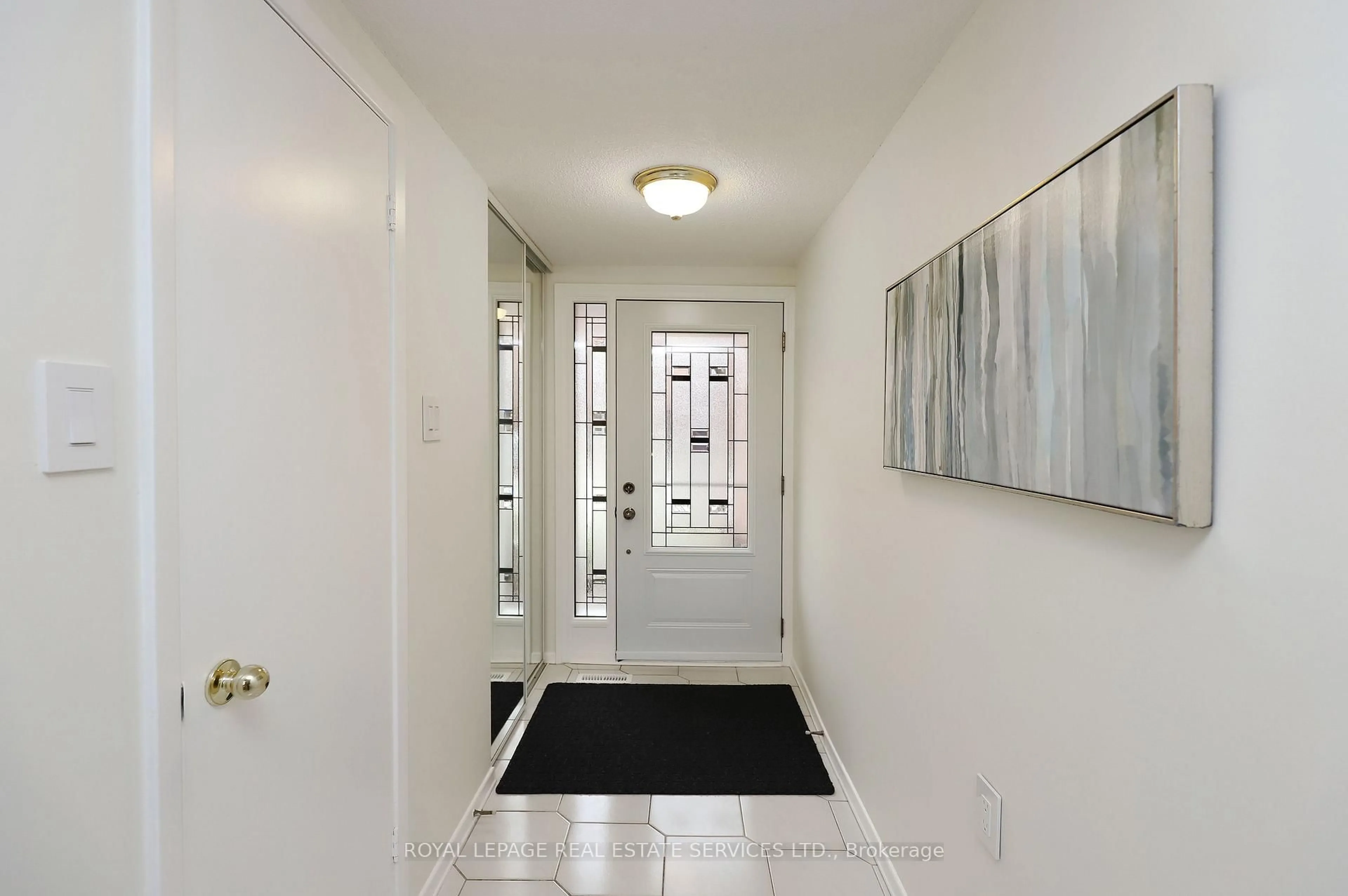 Indoor entryway for 4165 Fieldgate Dr #48, Mississauga Ontario L4W 2M9