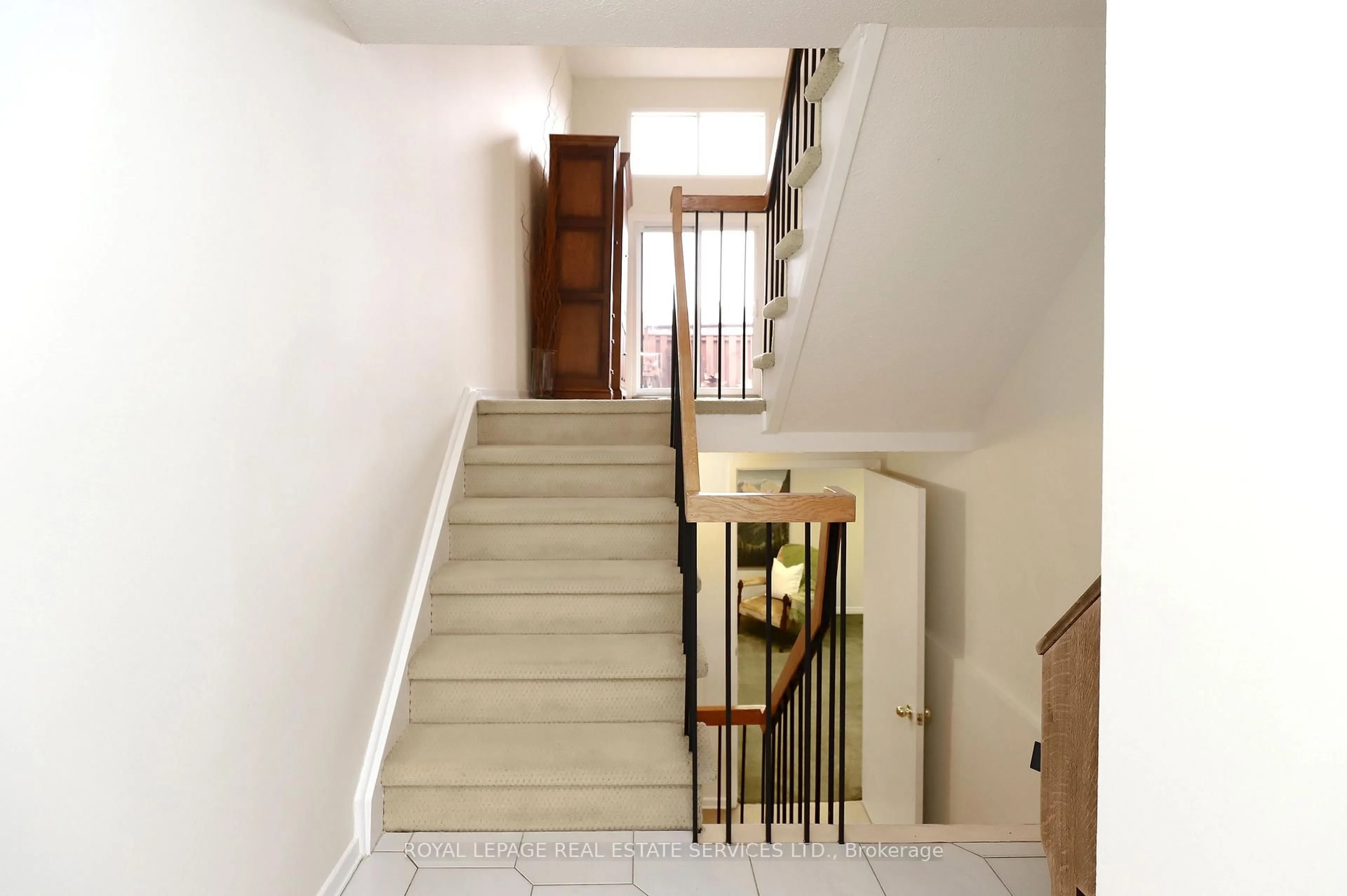 Indoor foyer for 4165 Fieldgate Dr #48, Mississauga Ontario L4W 2M9