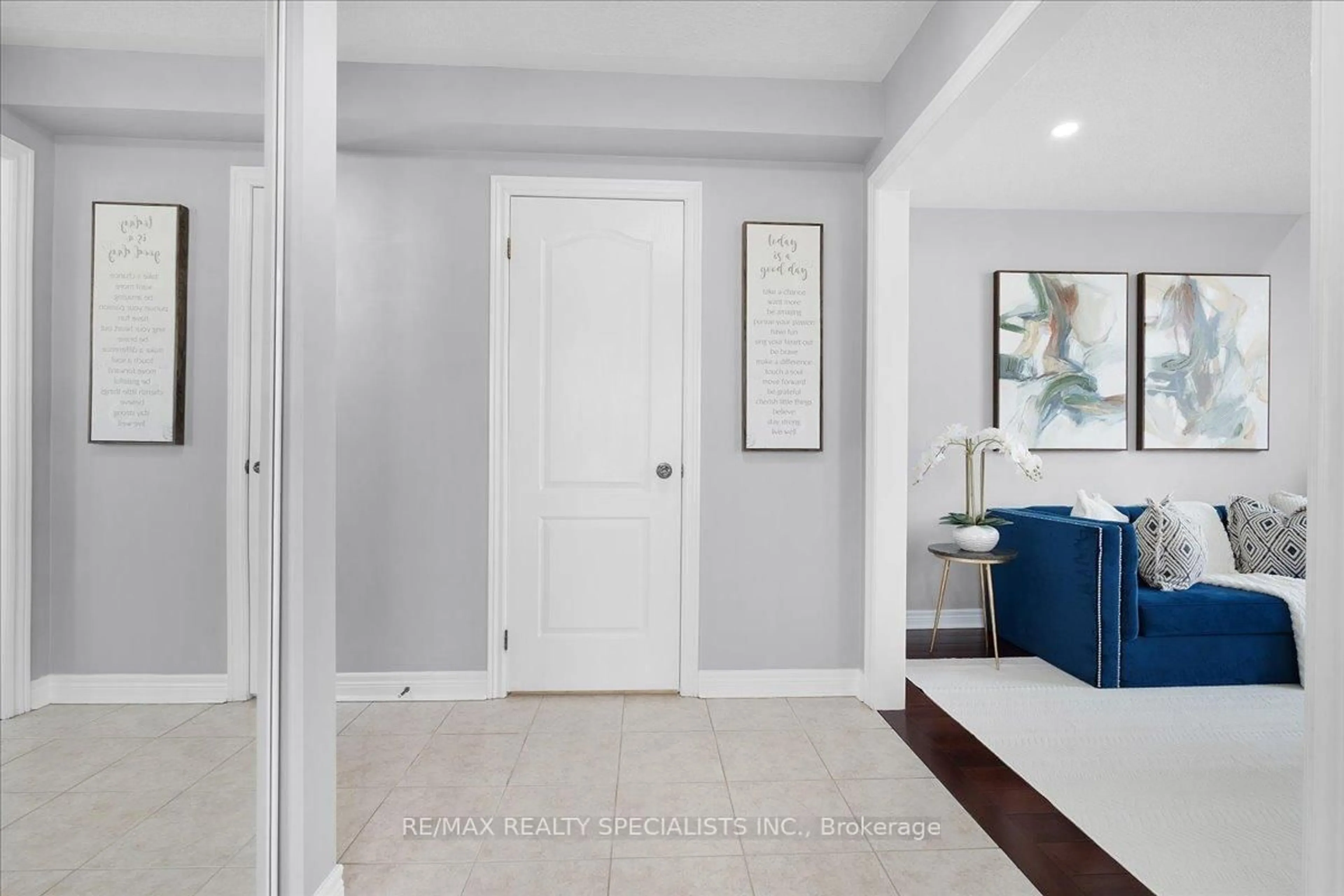 Indoor entryway for 3050 Highvalley Rd, Oakville Ontario L6M 5H4