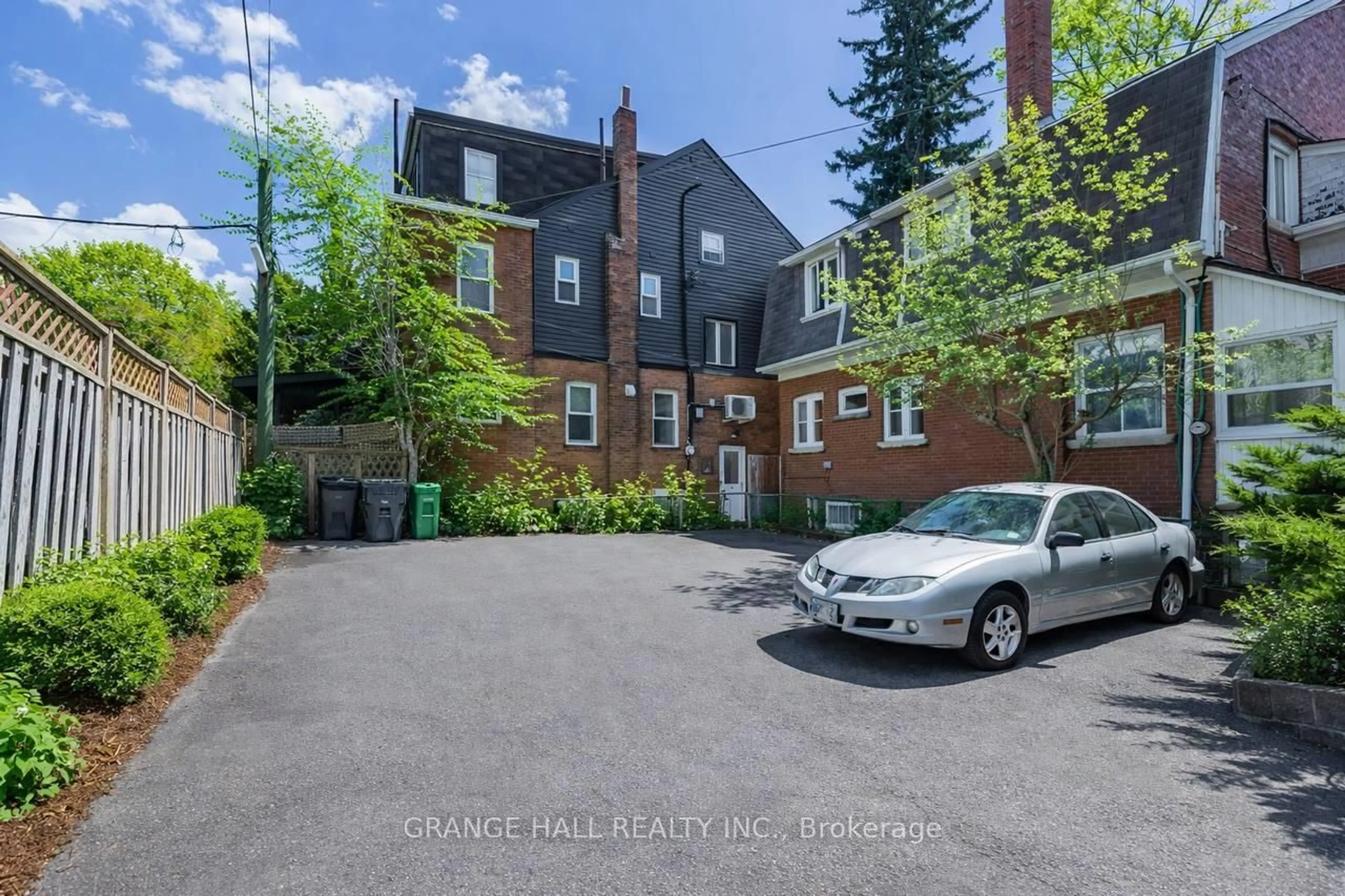 A pic from outside/outdoor area/front of a property/back of a property/a pic from drone, street for 189 Parkside Dr, Toronto Ontario M6R 2Z1