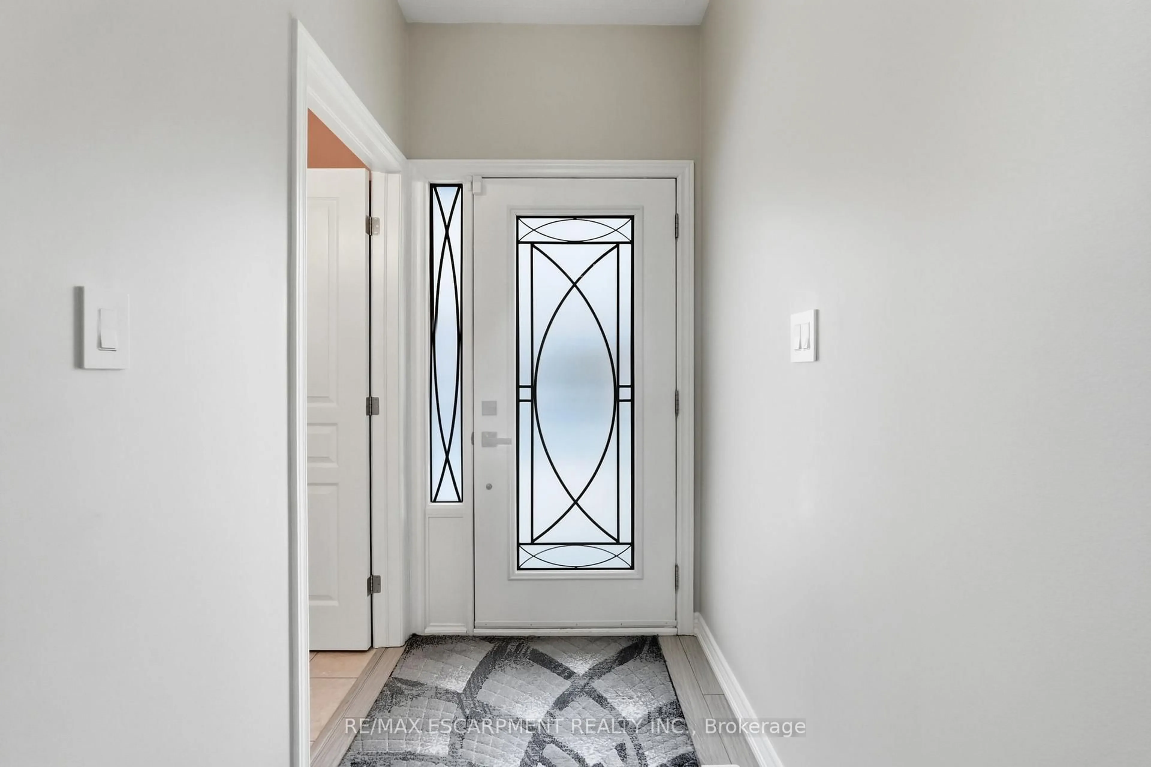 Indoor entryway for 5317 Applegarth Dr, Burlington Ontario L7L 7E3