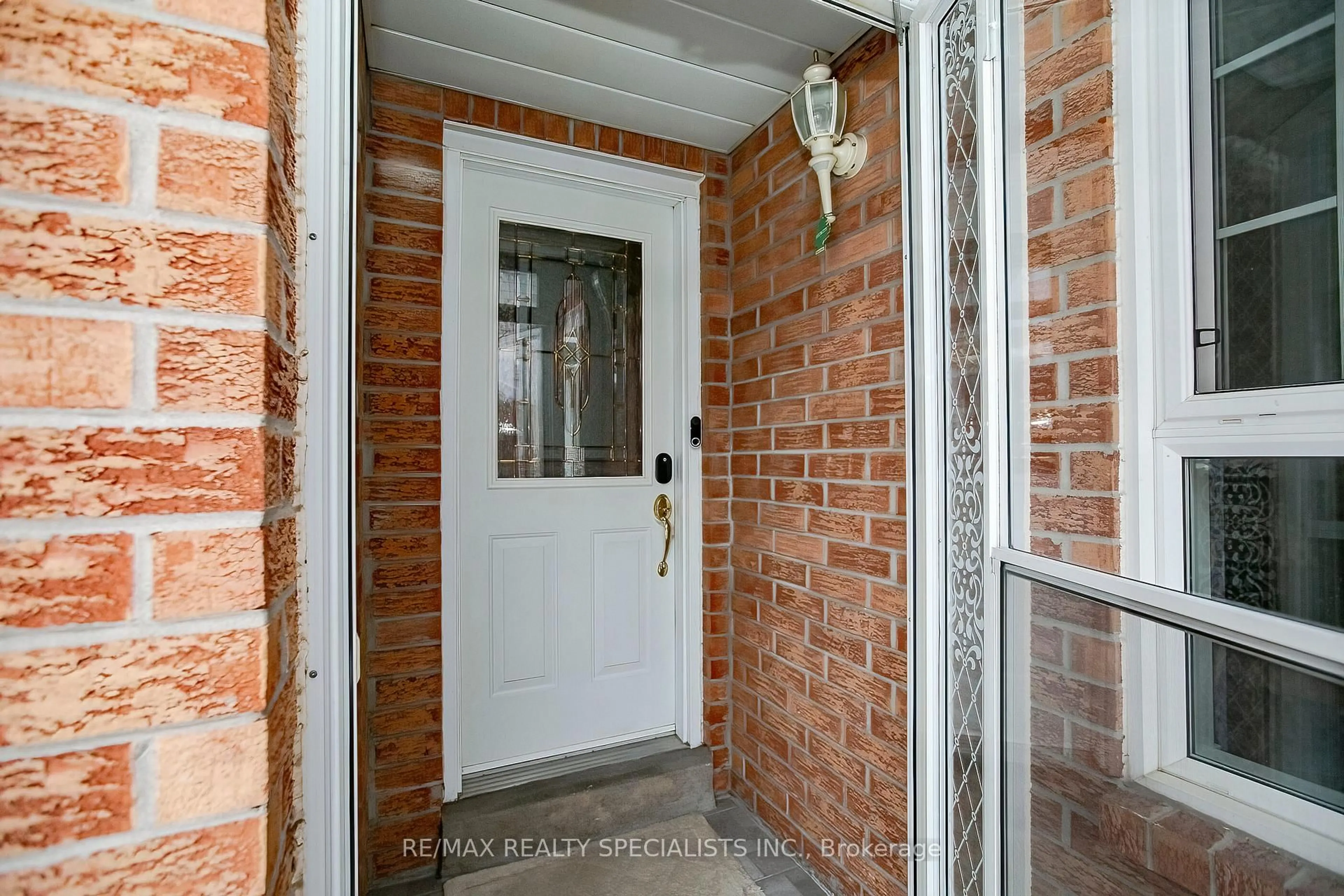 Indoor entryway for 57 Ecclestone Dr, Brampton Ontario L6X 3N2