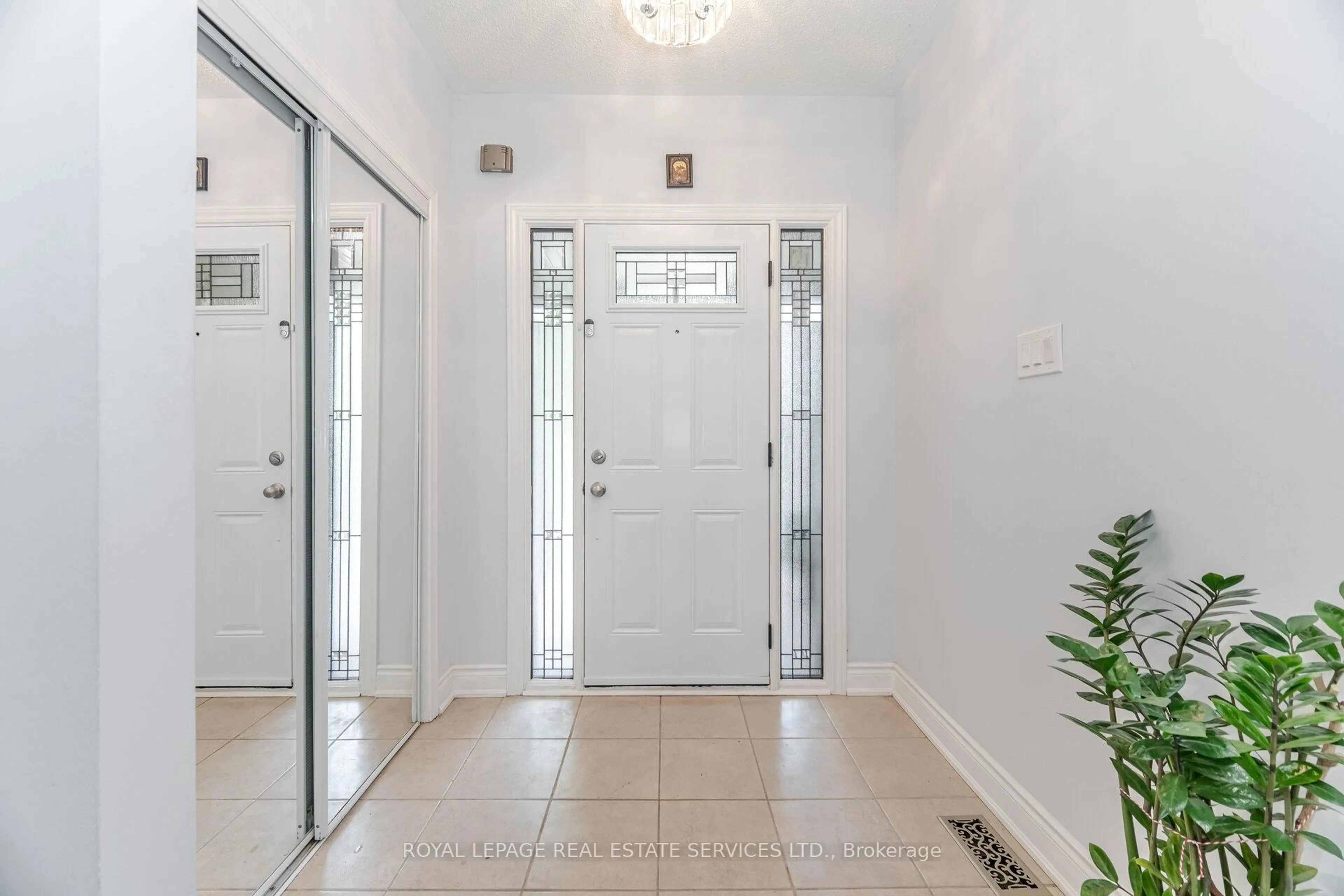 Indoor entryway for 3749 Nightstar Dr, Mississauga Ontario L5M 8A5