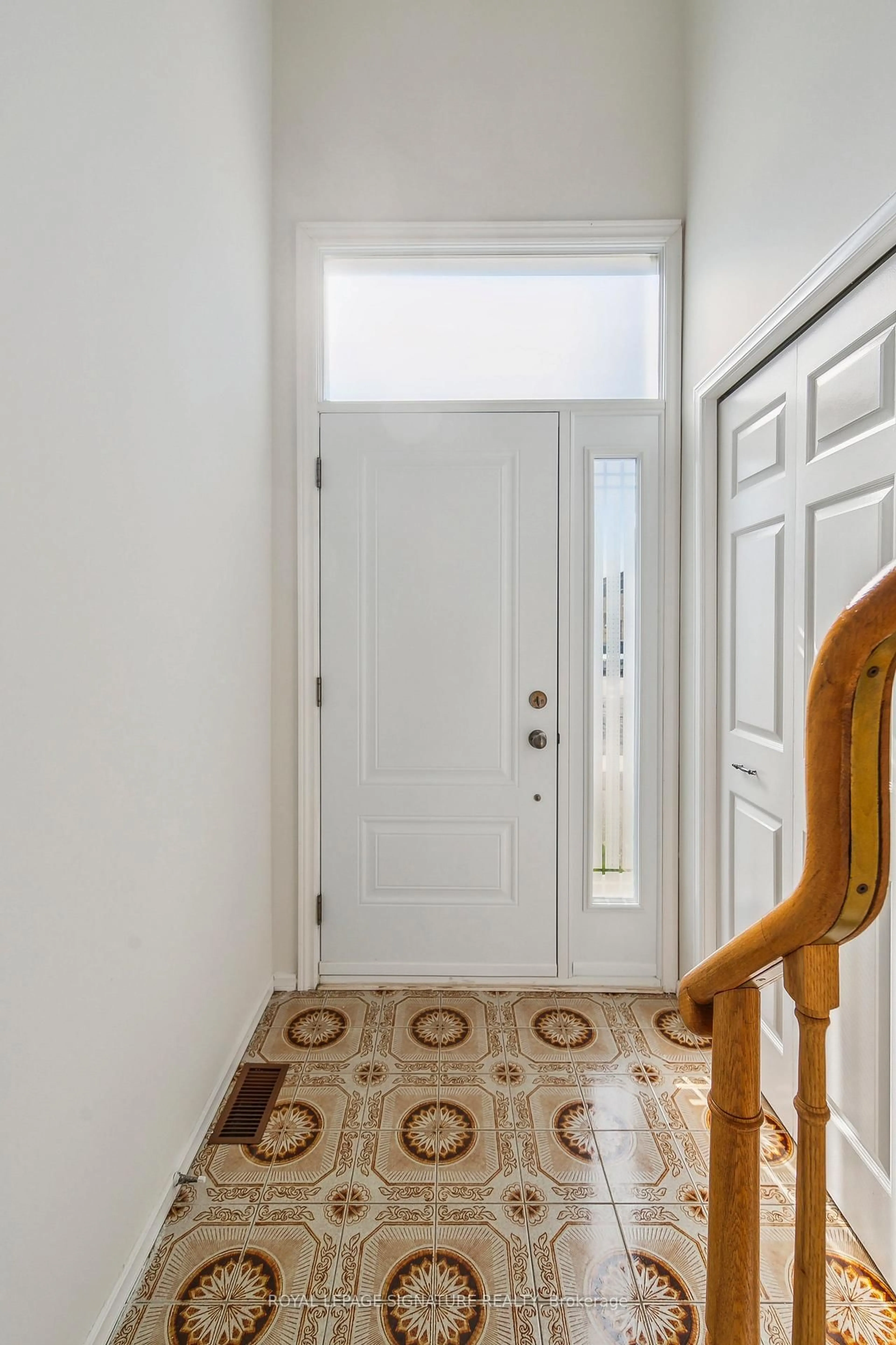 Indoor entryway for 1613 Lewes Way, Mississauga Ontario L4W 3H5