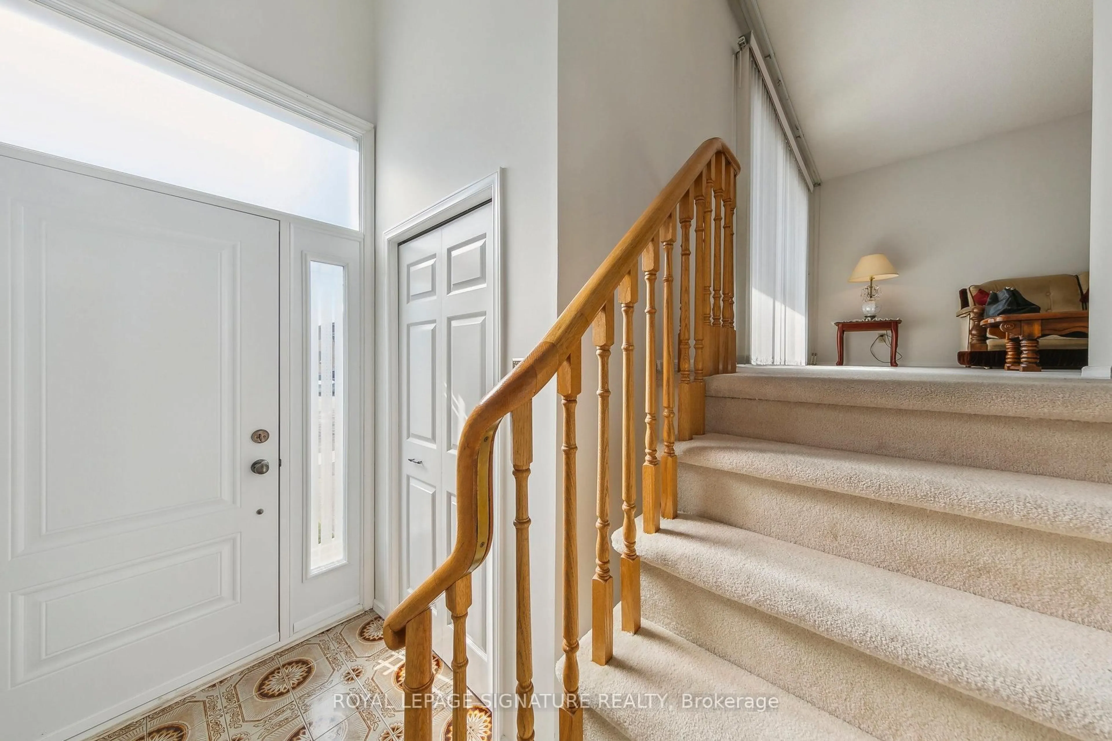 Indoor entryway for 1613 Lewes Way, Mississauga Ontario L4W 3H5