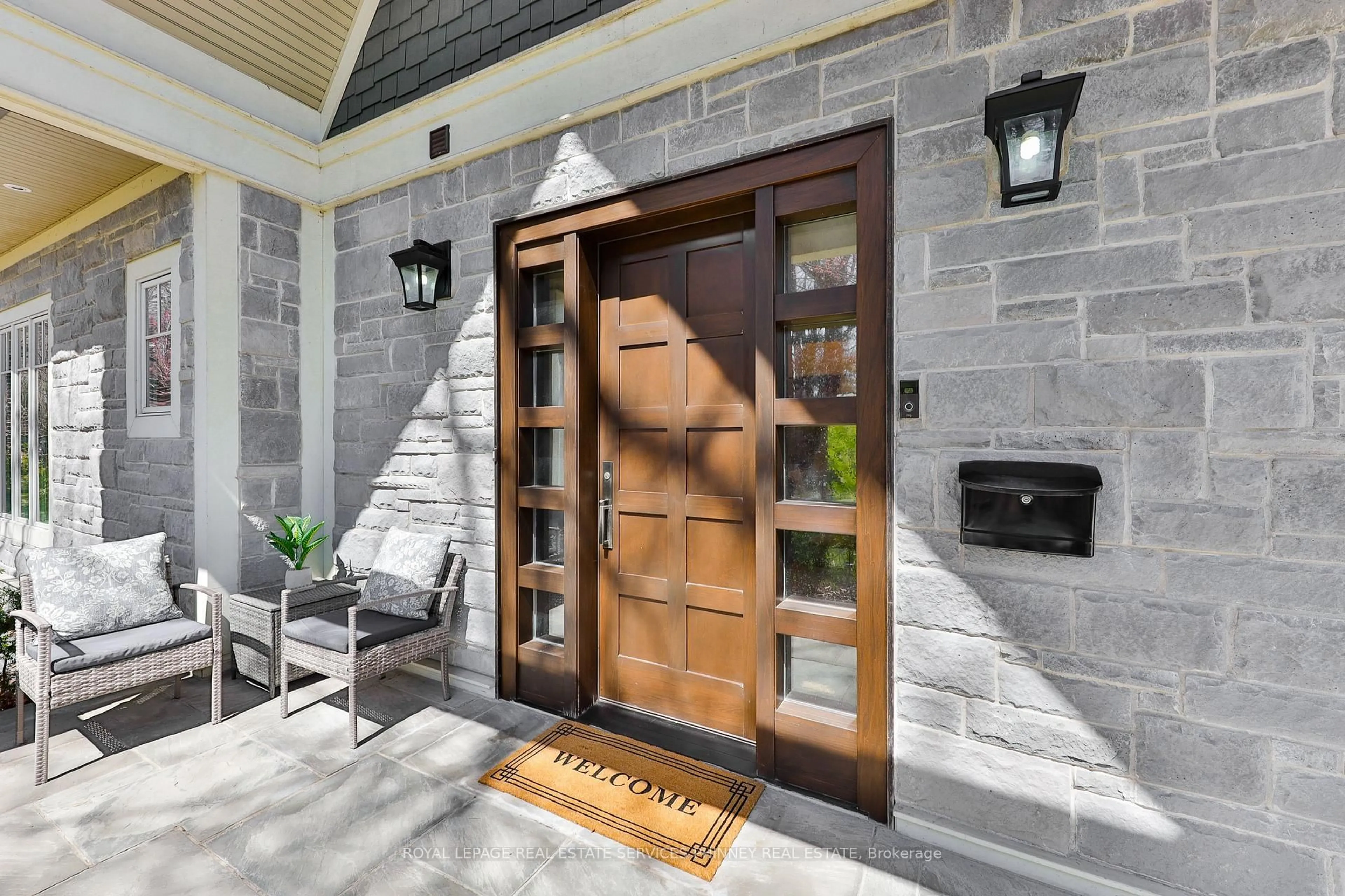 Indoor entryway for 80 Oakes Dr, Mississauga Ontario L5G 3M1