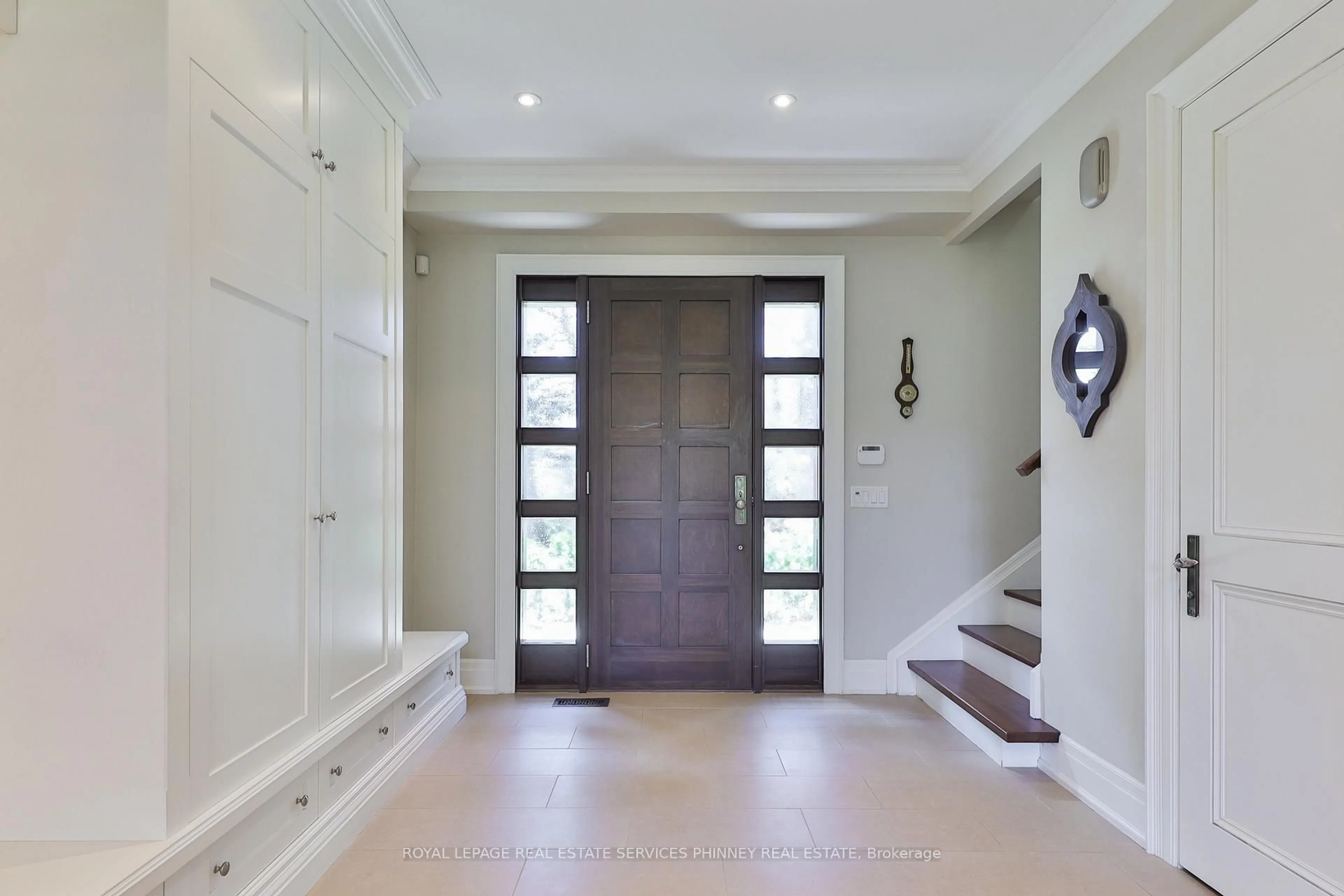 Indoor entryway for 80 Oakes Dr, Mississauga Ontario L5G 3M1