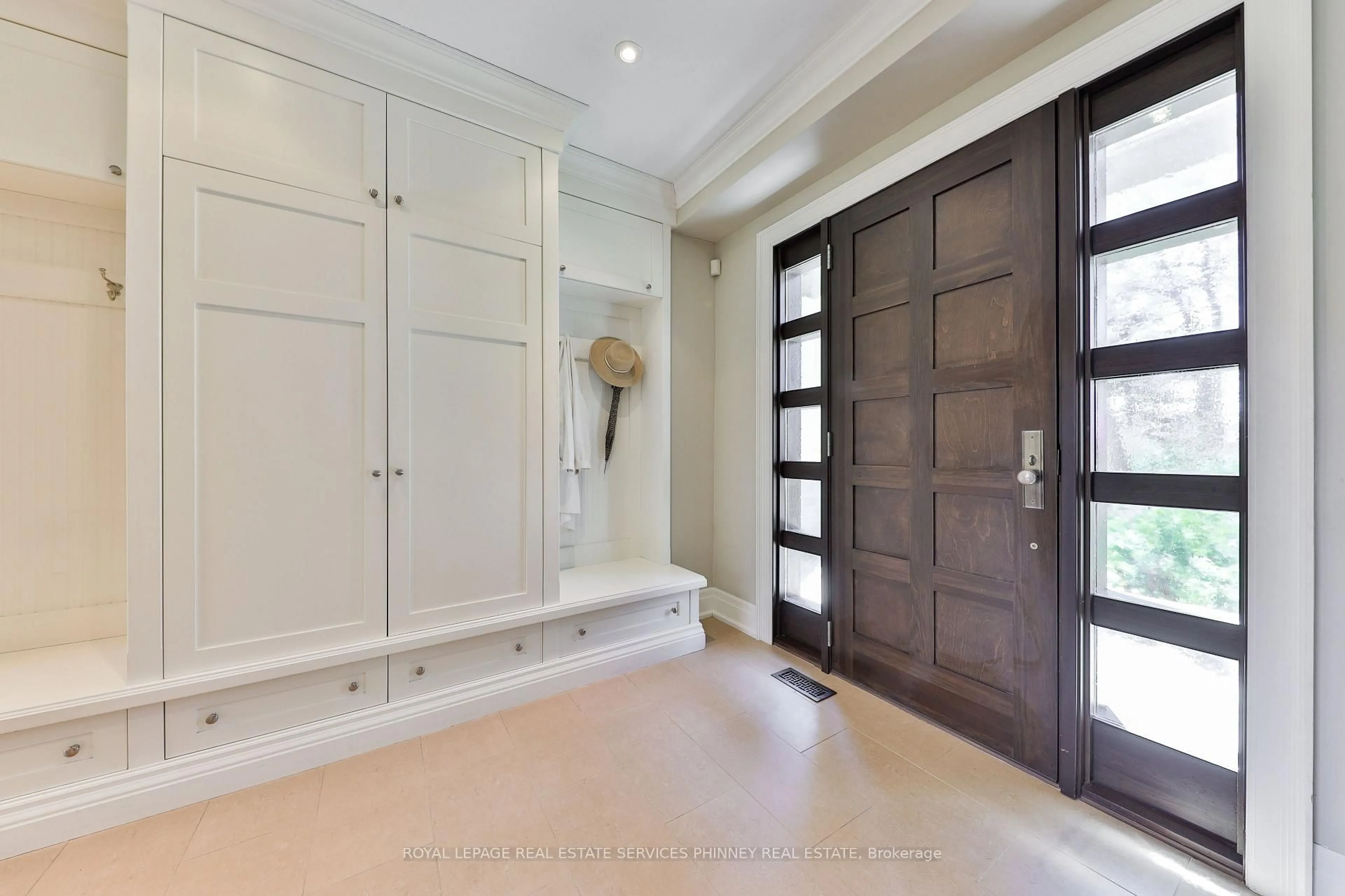 Indoor entryway for 80 Oakes Dr, Mississauga Ontario L5G 3M1