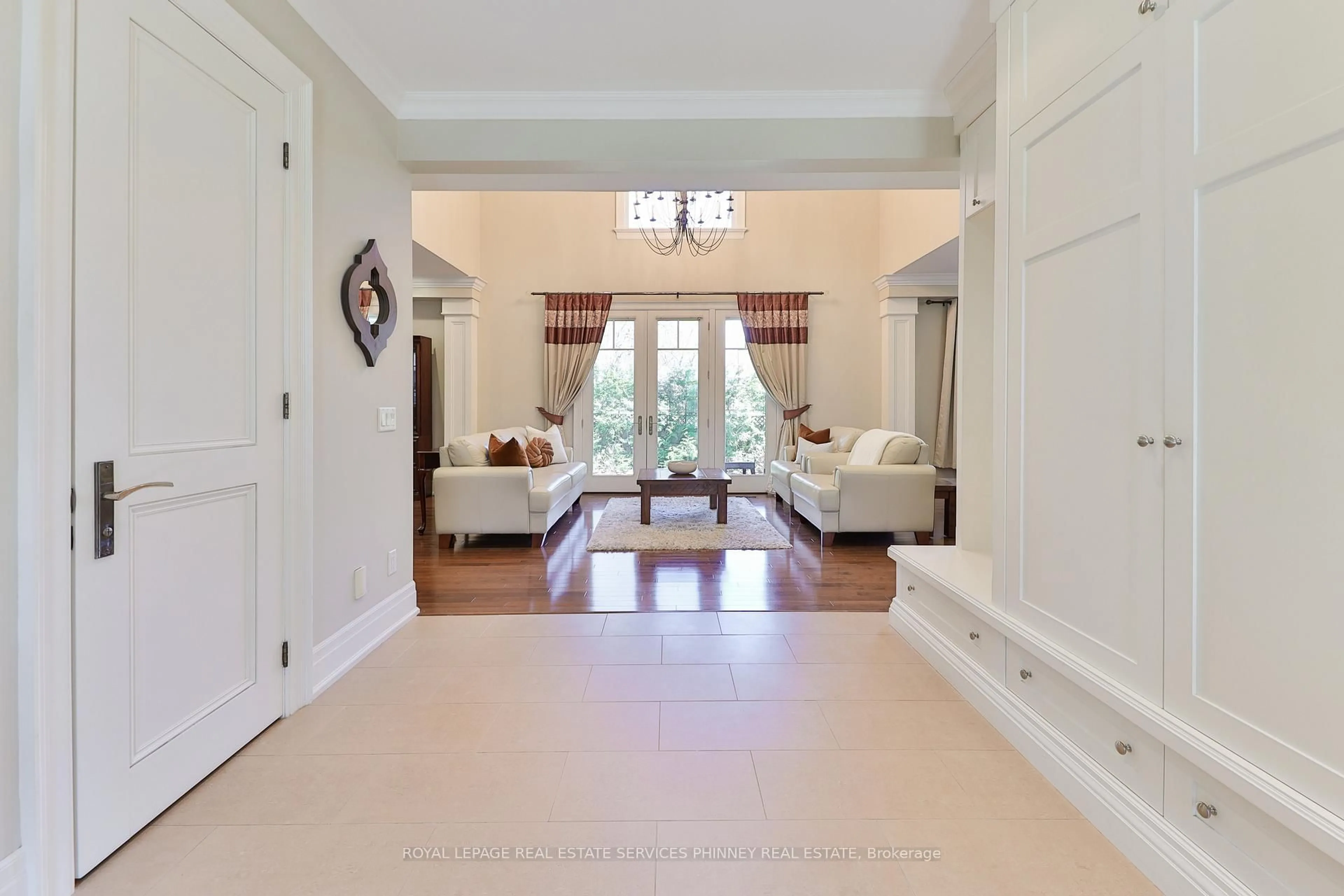 Indoor foyer for 80 Oakes Dr, Mississauga Ontario L5G 3M1