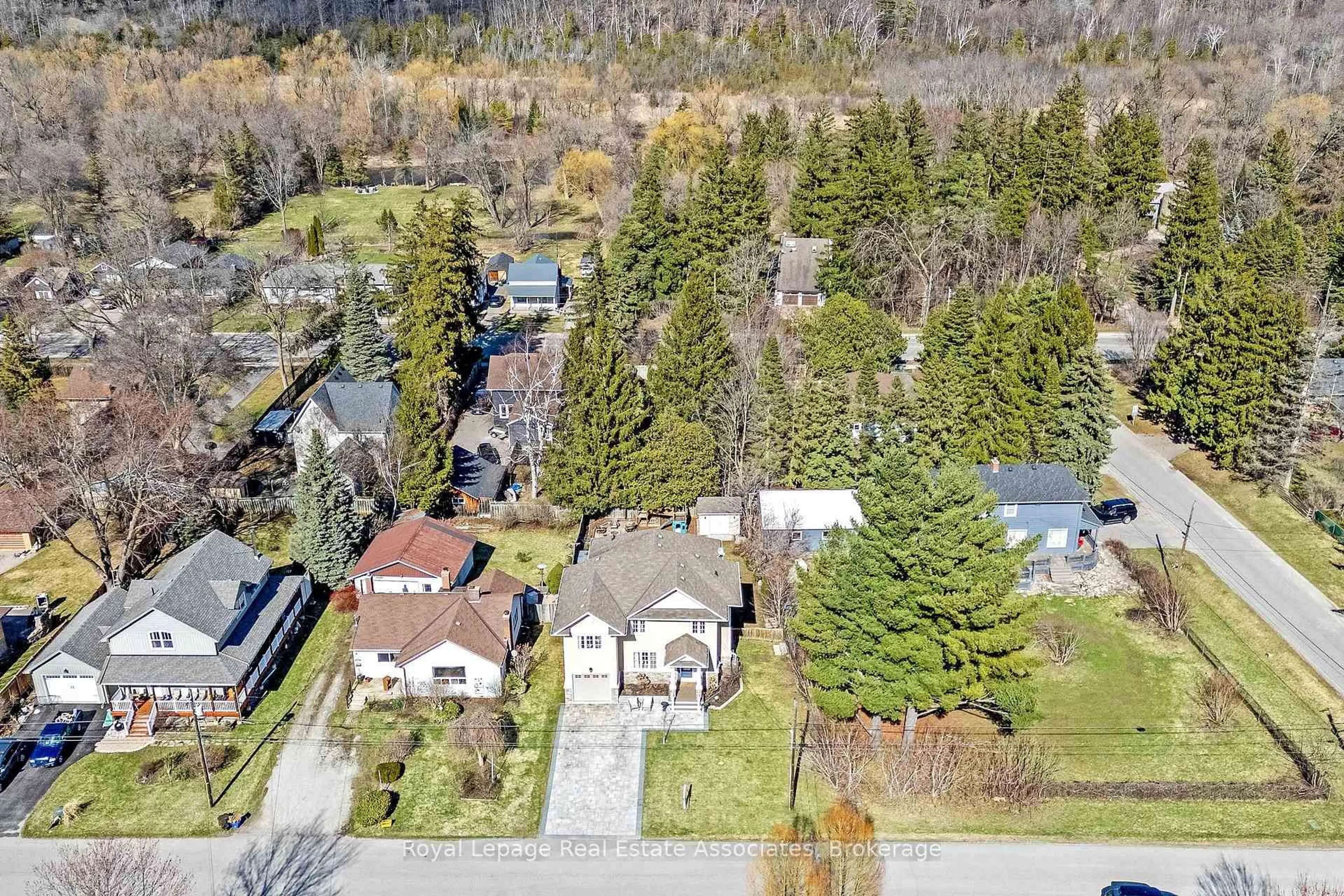 A pic from outside/outdoor area/front of a property/back of a property/a pic from drone, street for 3 Beaver St, Halton Hills Ontario L7G 3P4