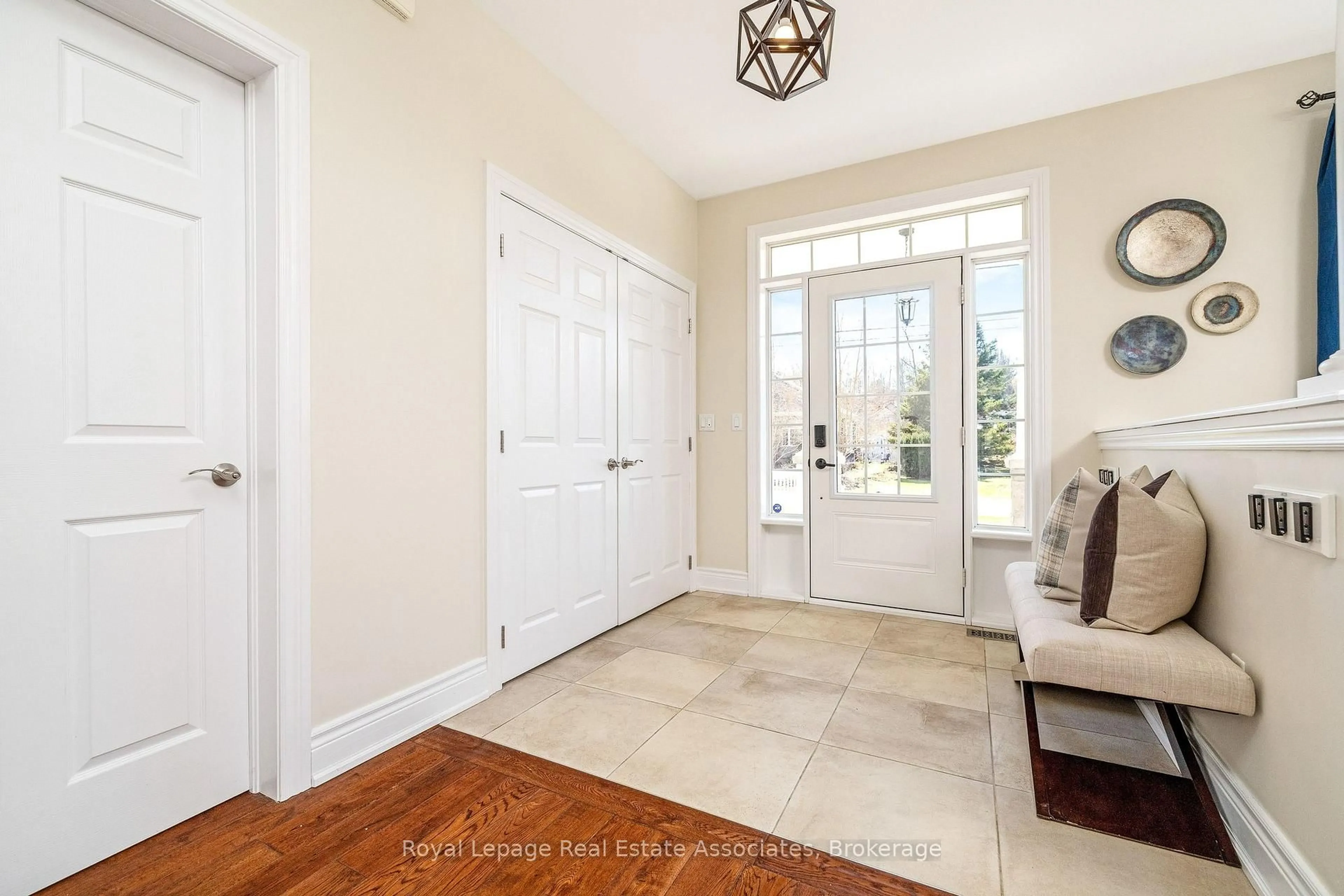 Indoor entryway for 3 Beaver St, Halton Hills Ontario L7G 3P4