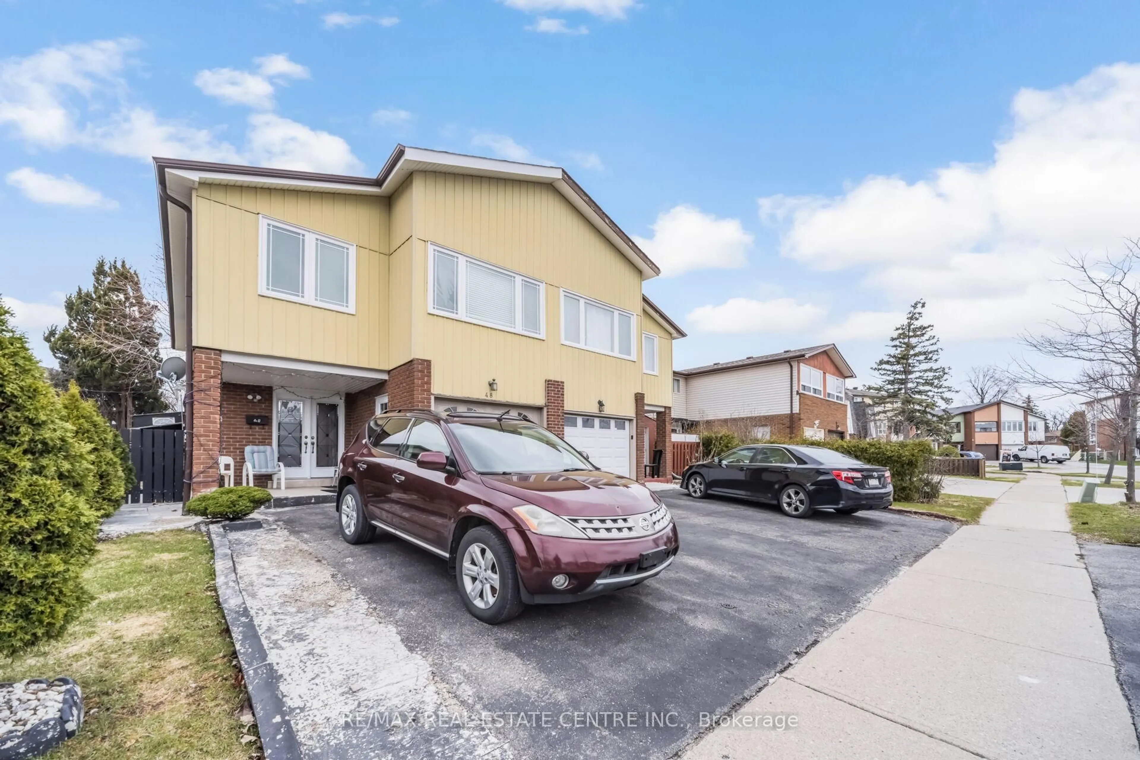 A pic from outside/outdoor area/front of a property/back of a property/a pic from drone, street for 48 Horne Dr, Brampton Ontario L6V 2V3