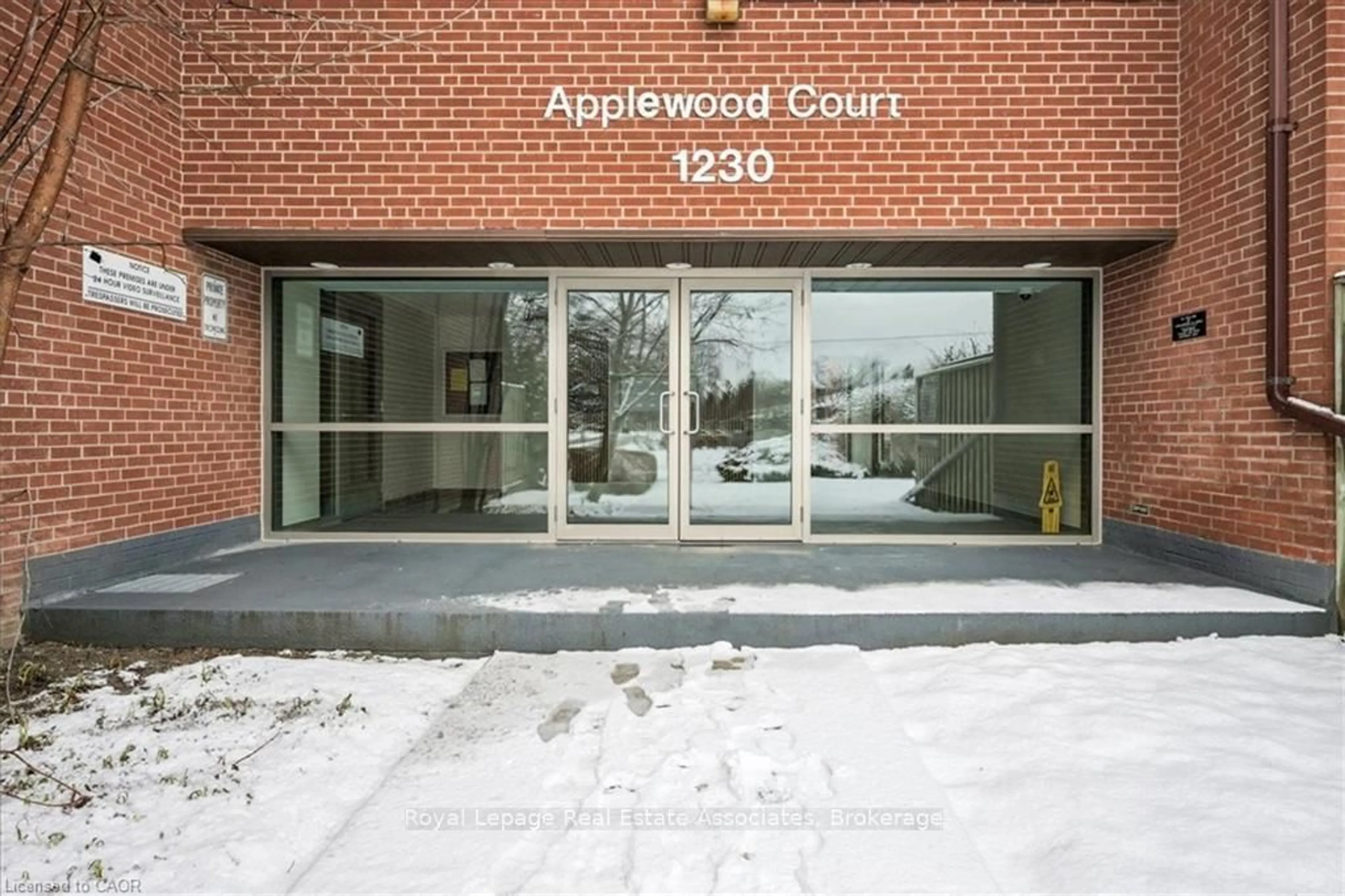 Indoor foyer for 1230 Gripsholm Rd #17, Mississauga Ontario L4Y 2G9