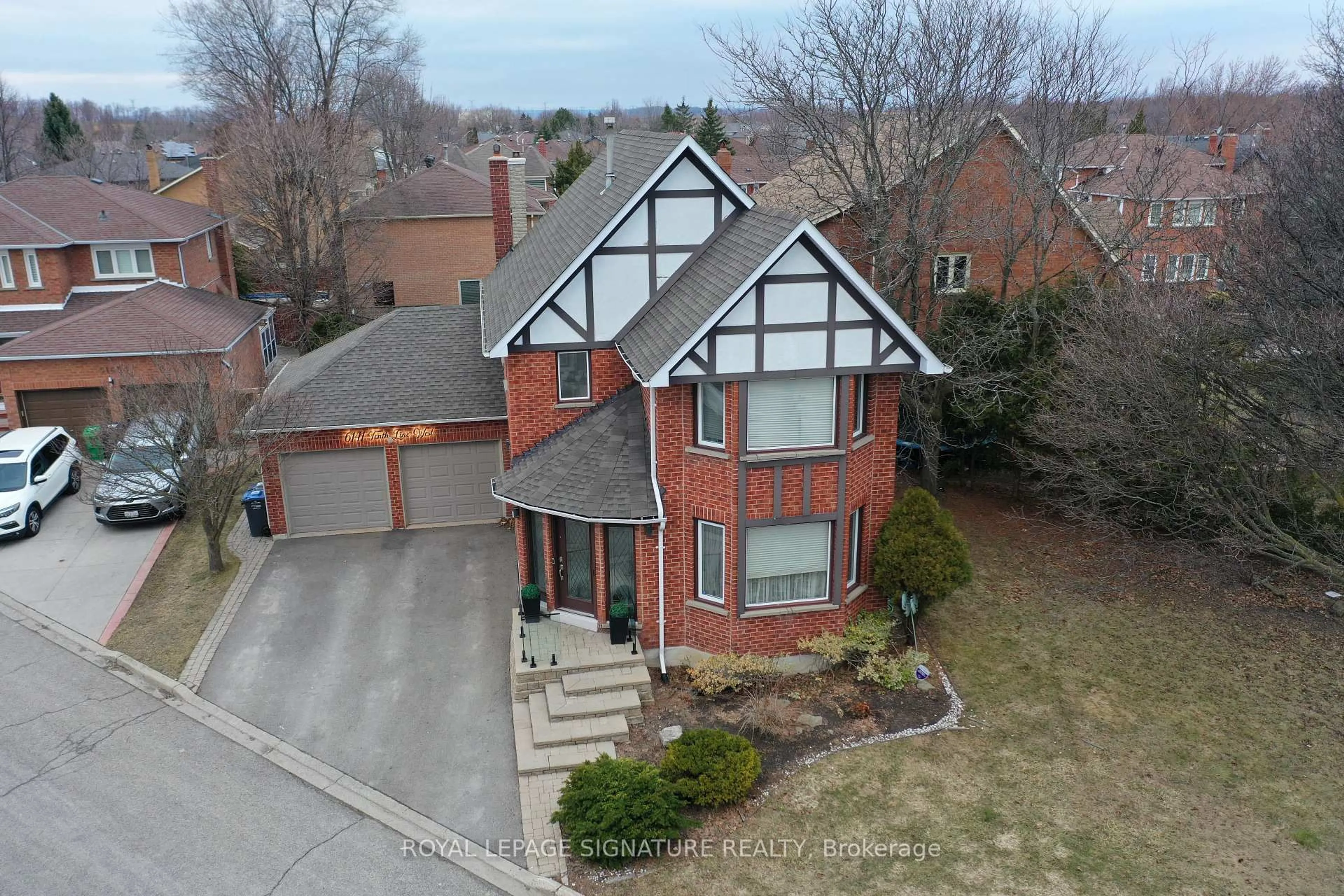 A pic from outside/outdoor area/front of a property/back of a property/a pic from drone, street for 6141 Tenth Line, Mississauga Ontario L5N 5S9