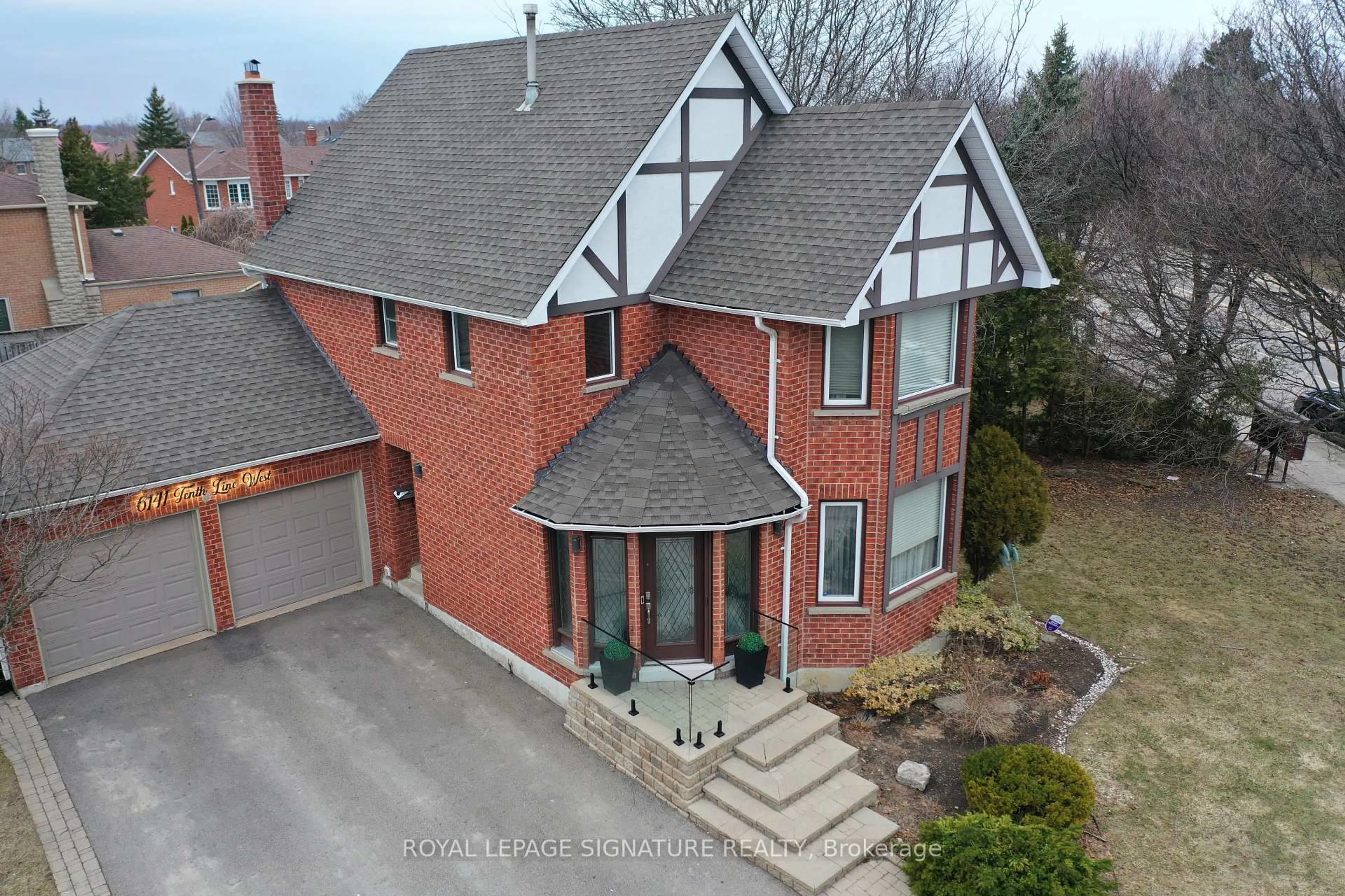 A pic from outside/outdoor area/front of a property/back of a property/a pic from drone, street for 6141 Tenth Line, Mississauga Ontario L5N 5S9