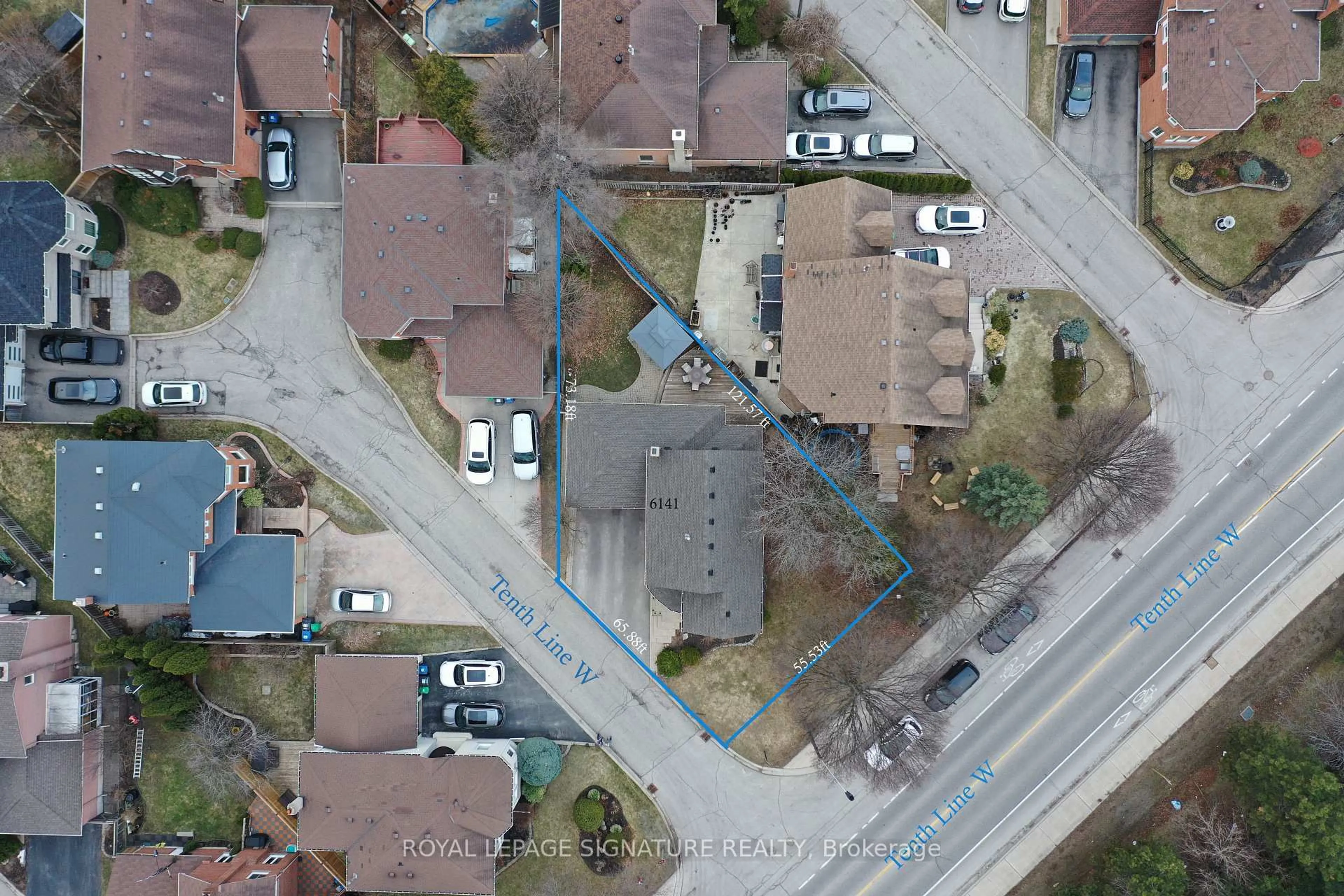 A pic from outside/outdoor area/front of a property/back of a property/a pic from drone, street for 6141 Tenth Line, Mississauga Ontario L5N 5S9