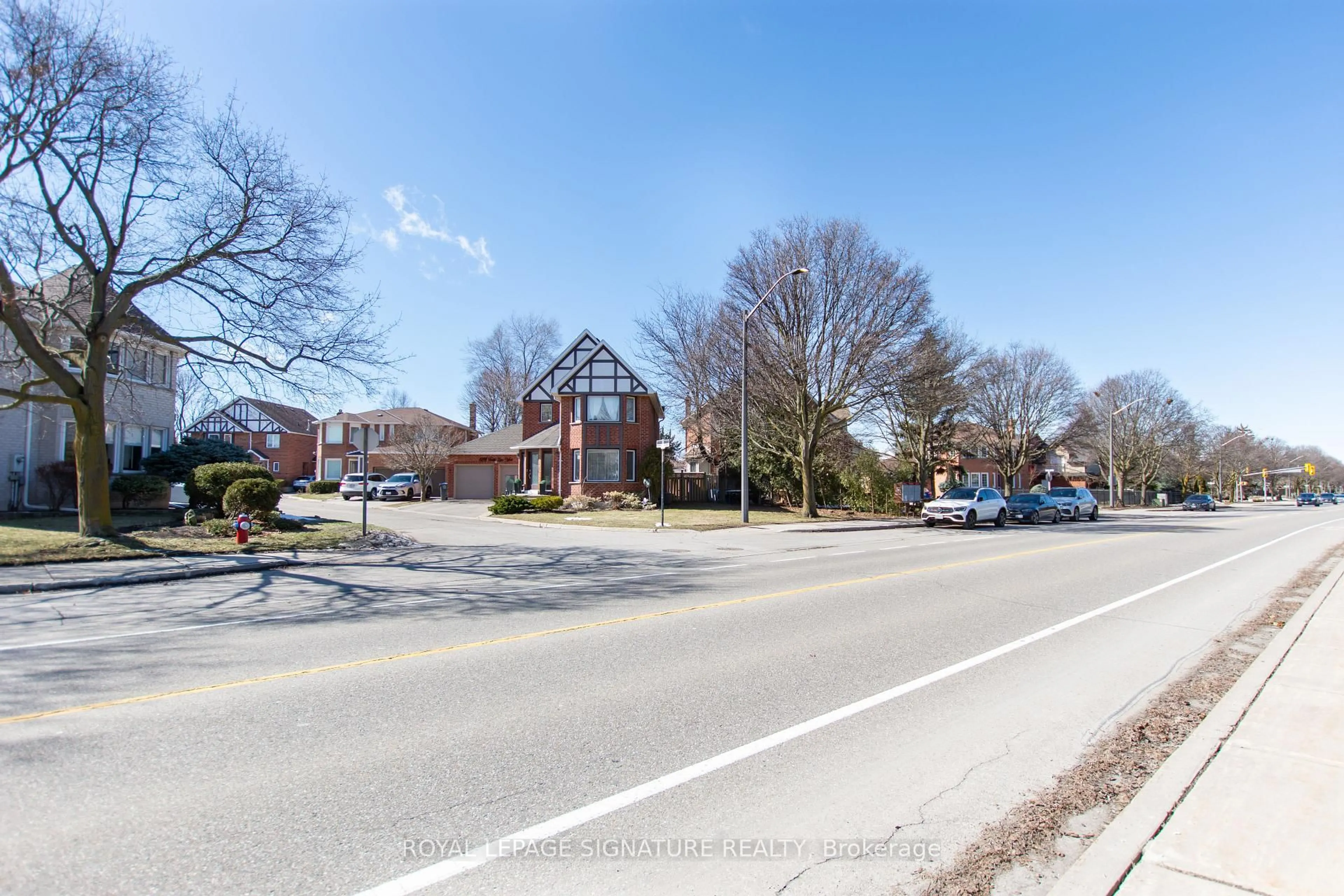 Blurry image for 6141 Tenth Line, Mississauga Ontario L5N 5S9