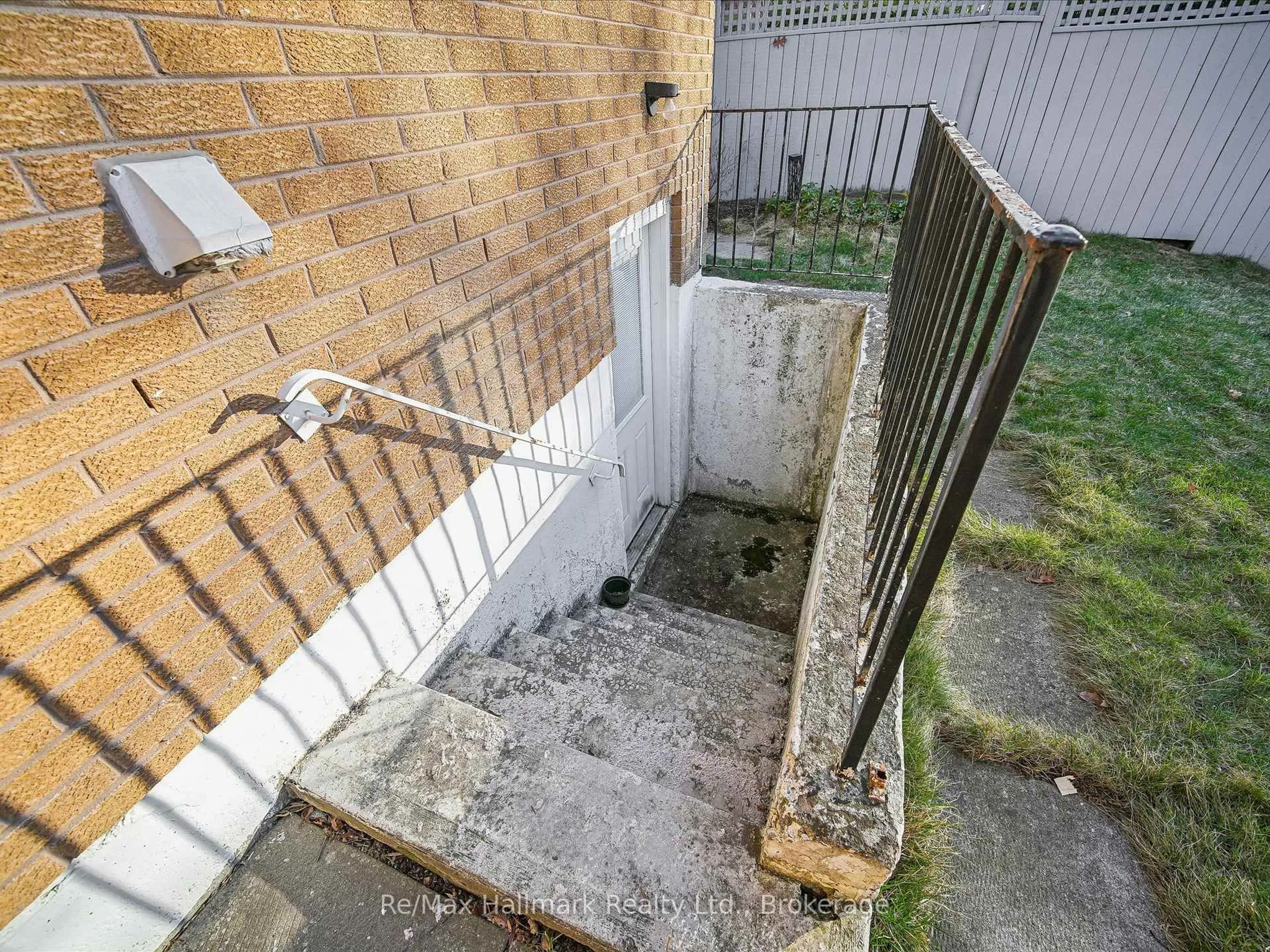 A pic from outside/outdoor area/front of a property/back of a property/a pic from drone, street for 2103 Constance Dr, Oakville Ontario L6J 5V1