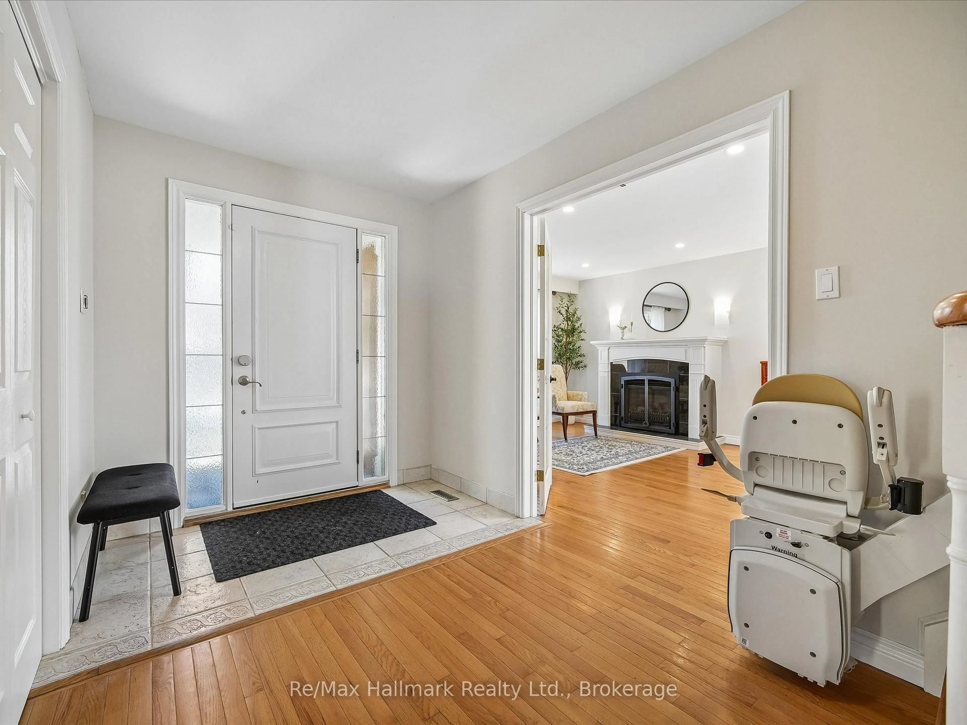 Indoor entryway for 2103 Constance Dr, Oakville Ontario L6J 5V1