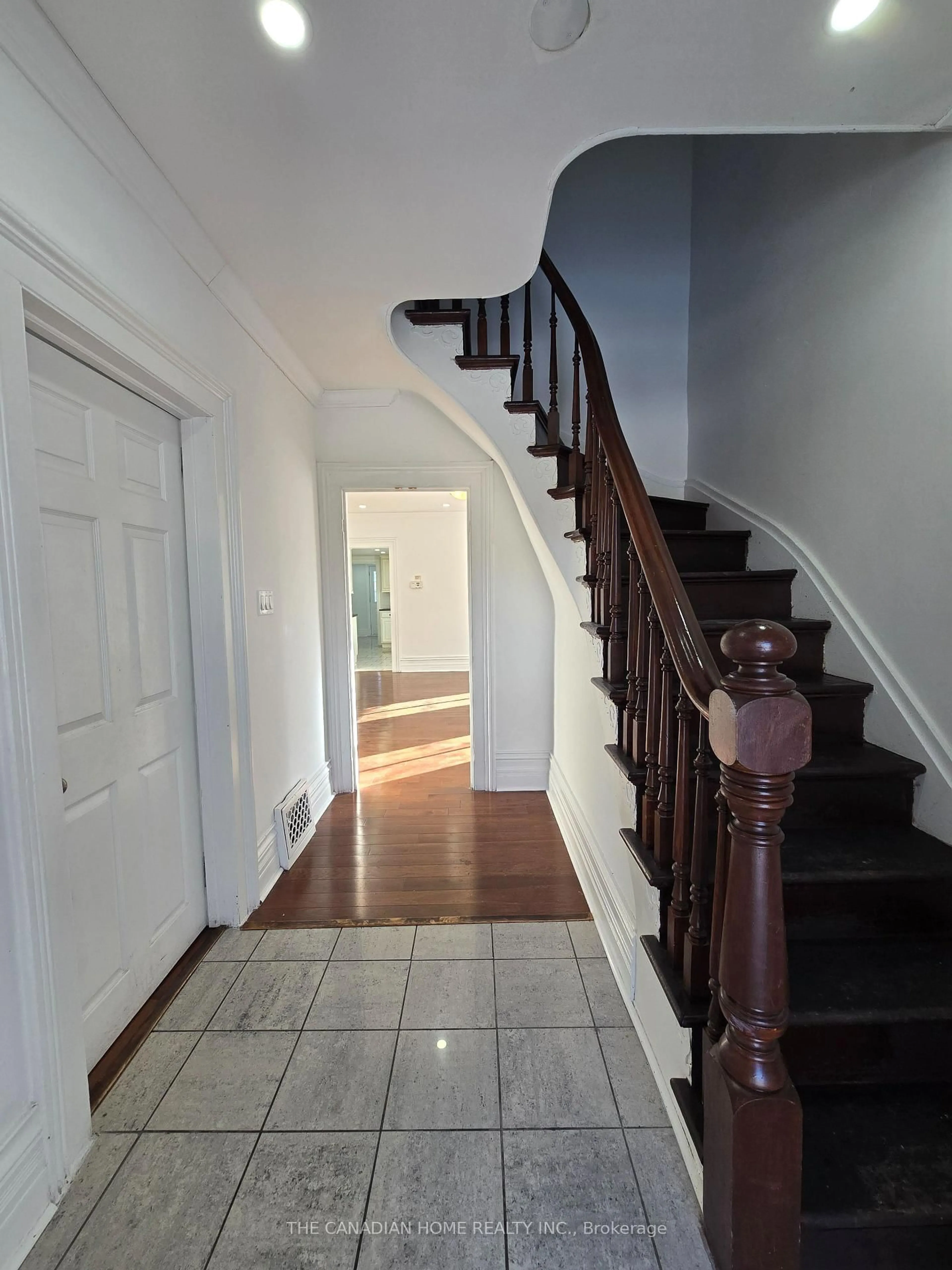 Indoor foyer for 43 David St St, Brampton Ontario L6X 1J3