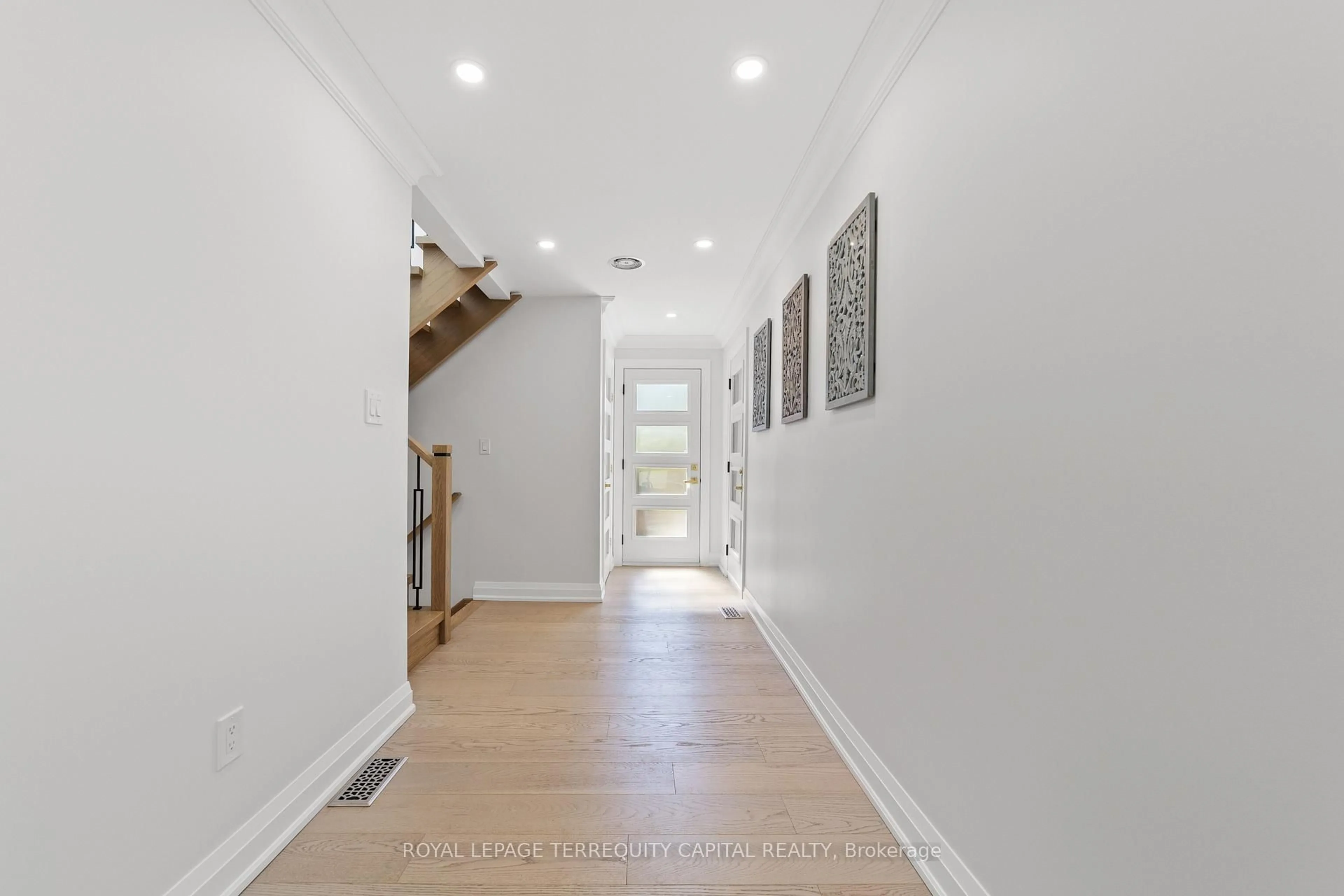 Indoor entryway for 730 Hyde Rd, Burlington Ontario L7S 1S7