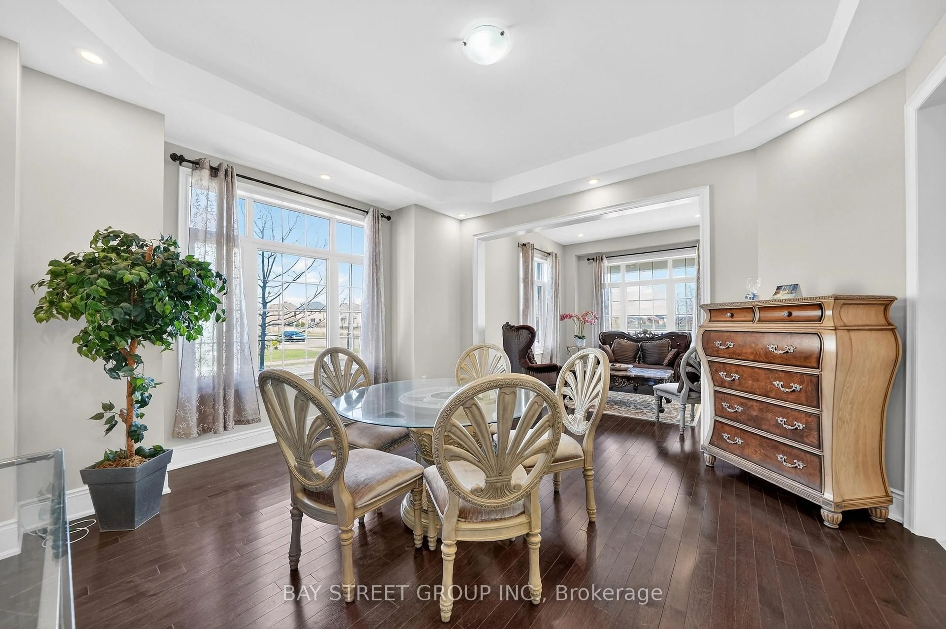 Dining room, wood/laminate floor for 425 Threshing Mill Blvd, Oakville Ontario L6H 0T4