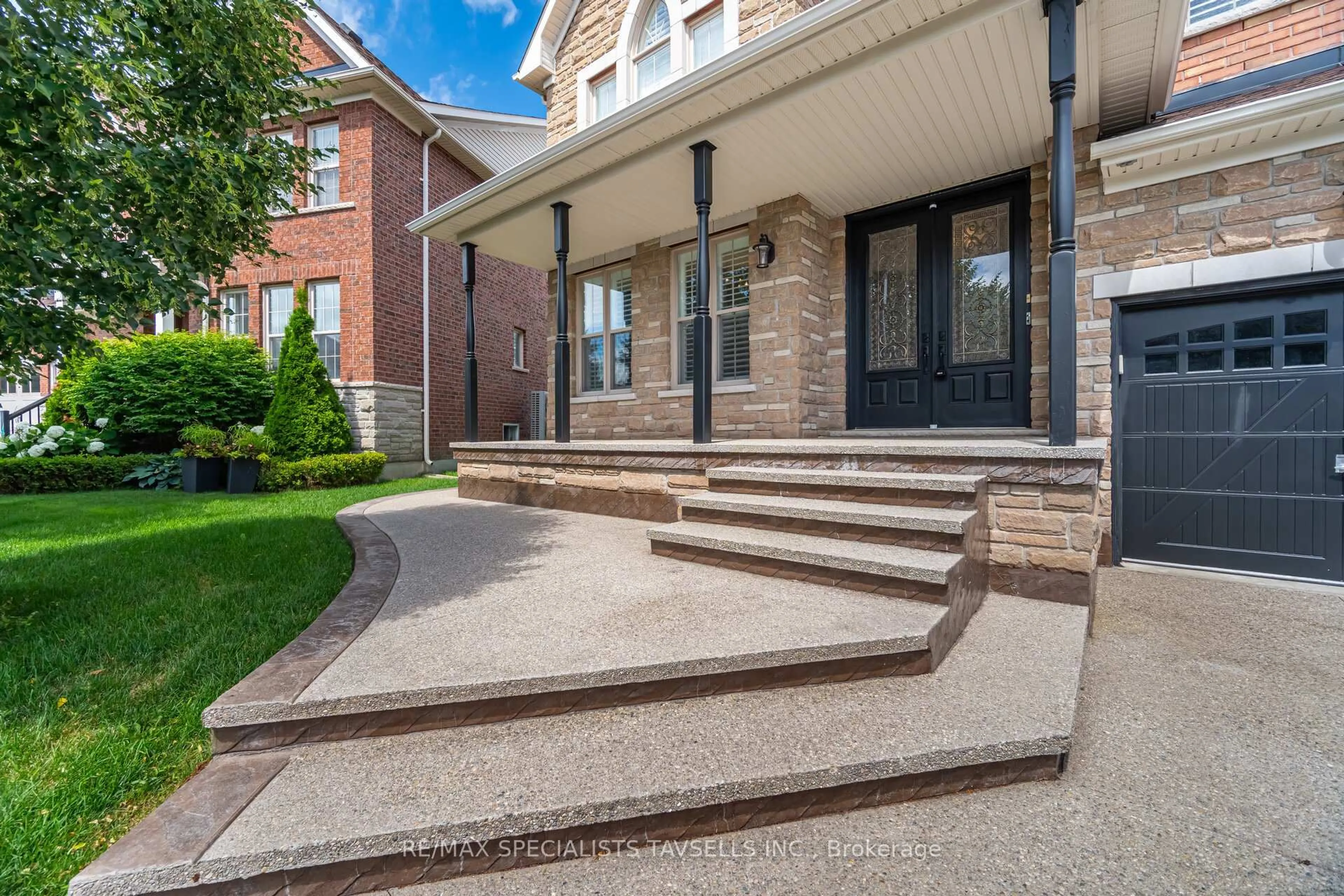 Home with brick exterior material, street for 8 Mccandless Crt, Caledon Ontario L7C 3R7