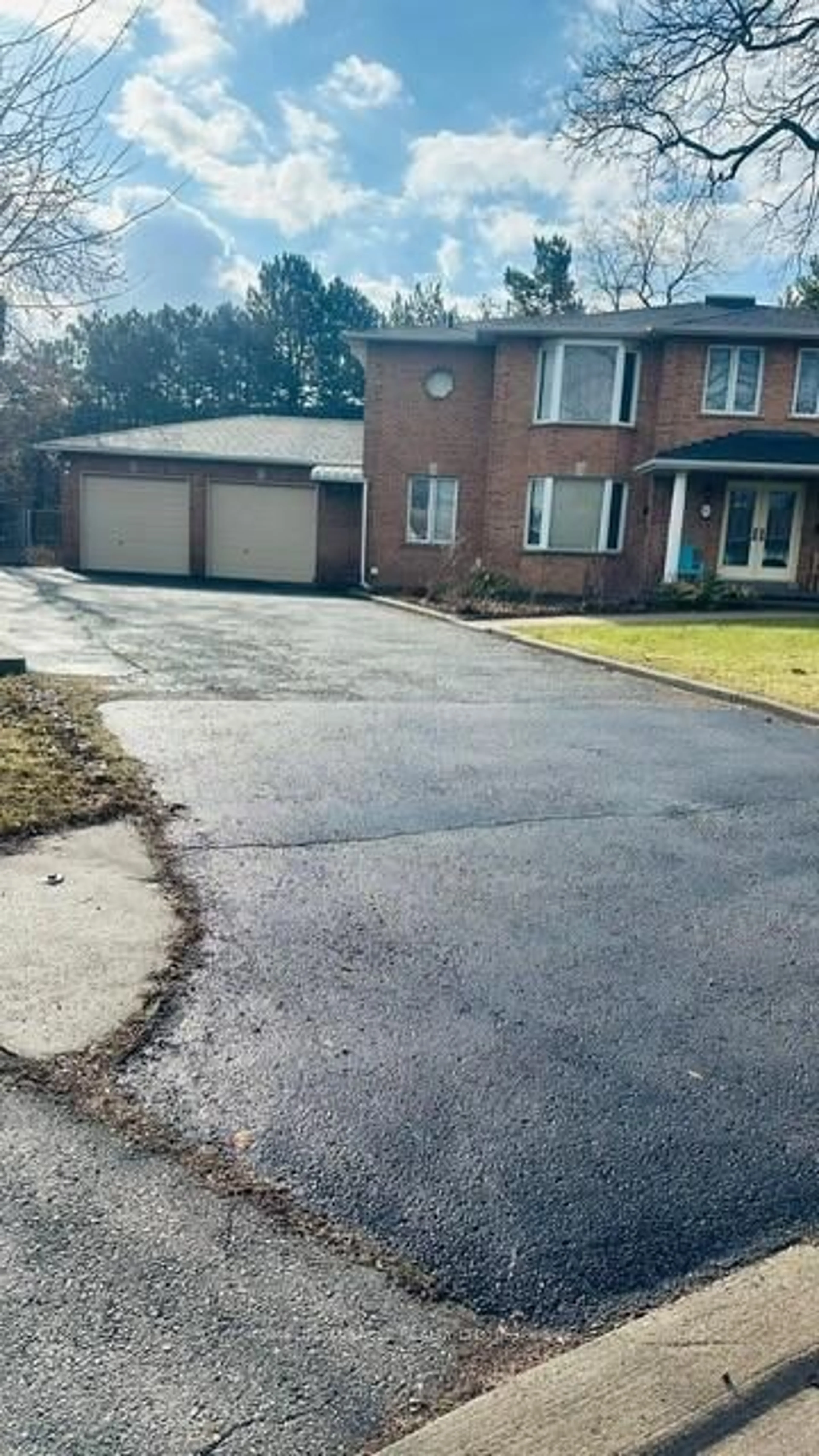 A pic from outside/outdoor area/front of a property/back of a property/a pic from drone, street for 85 Harlow Cres, Toronto Ontario M9V 2Y8