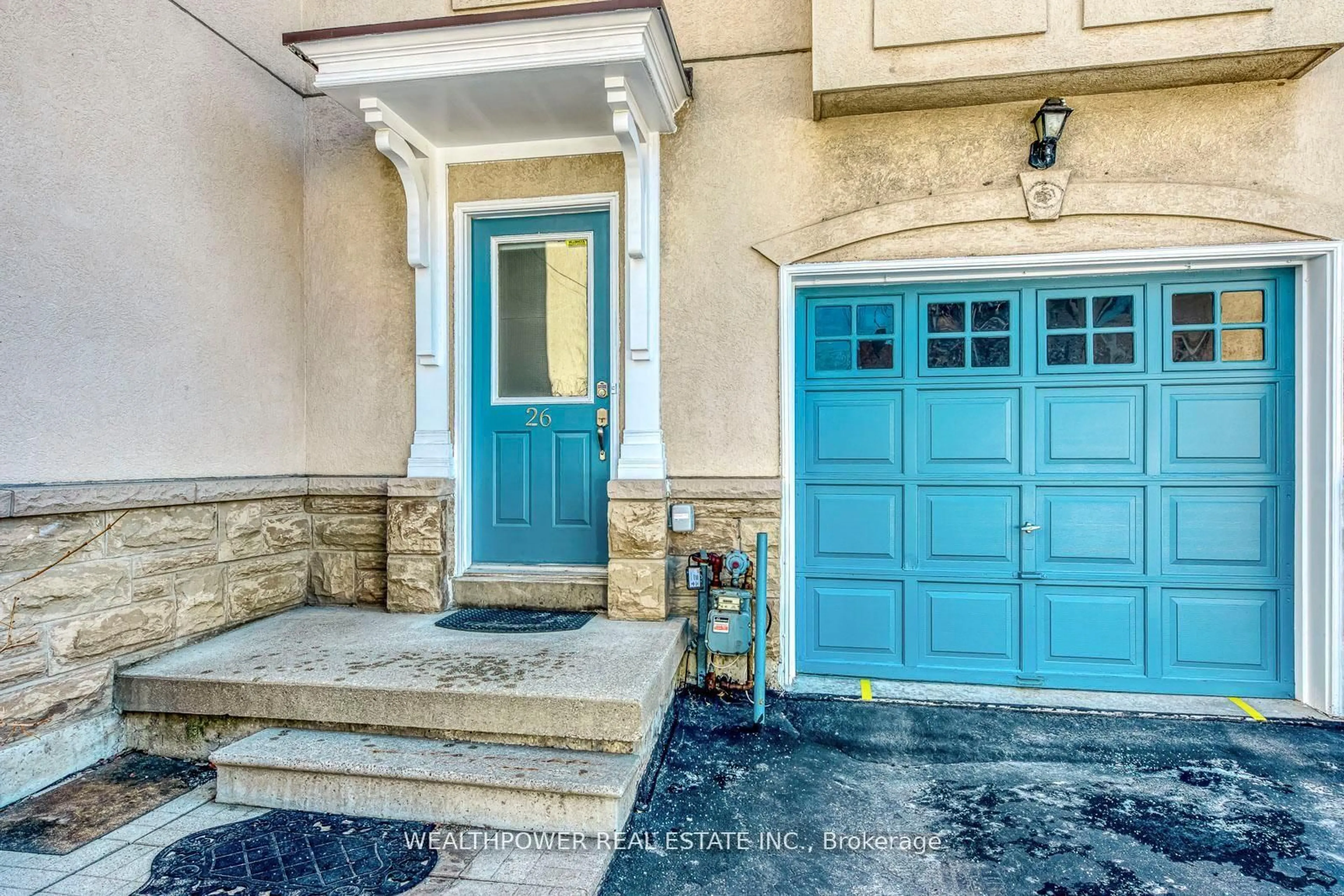 Indoor entryway for 800 Dundas St #26, Mississauga Ontario L5C 4S8