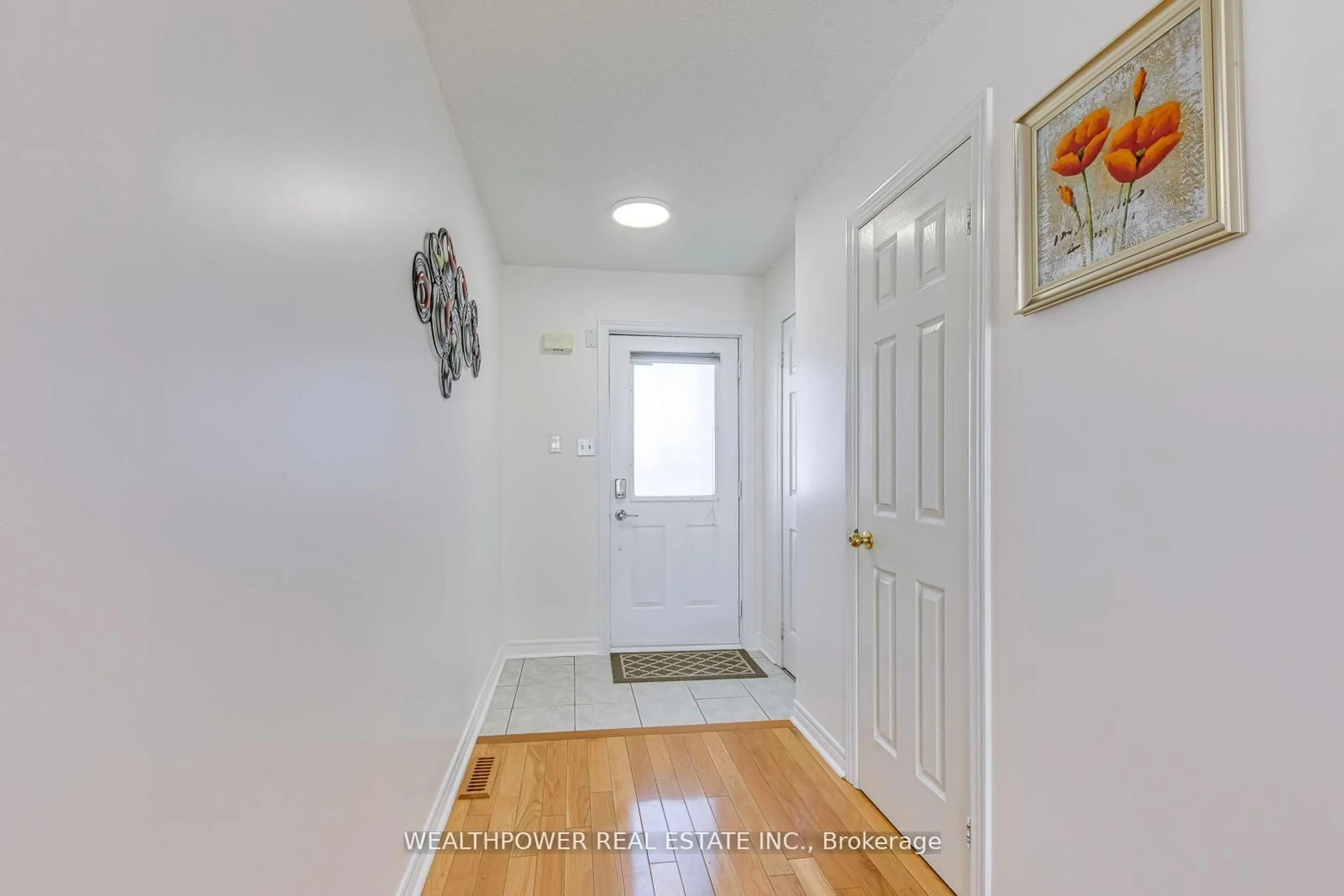 Indoor entryway for 800 Dundas St #26, Mississauga Ontario L5C 4S8