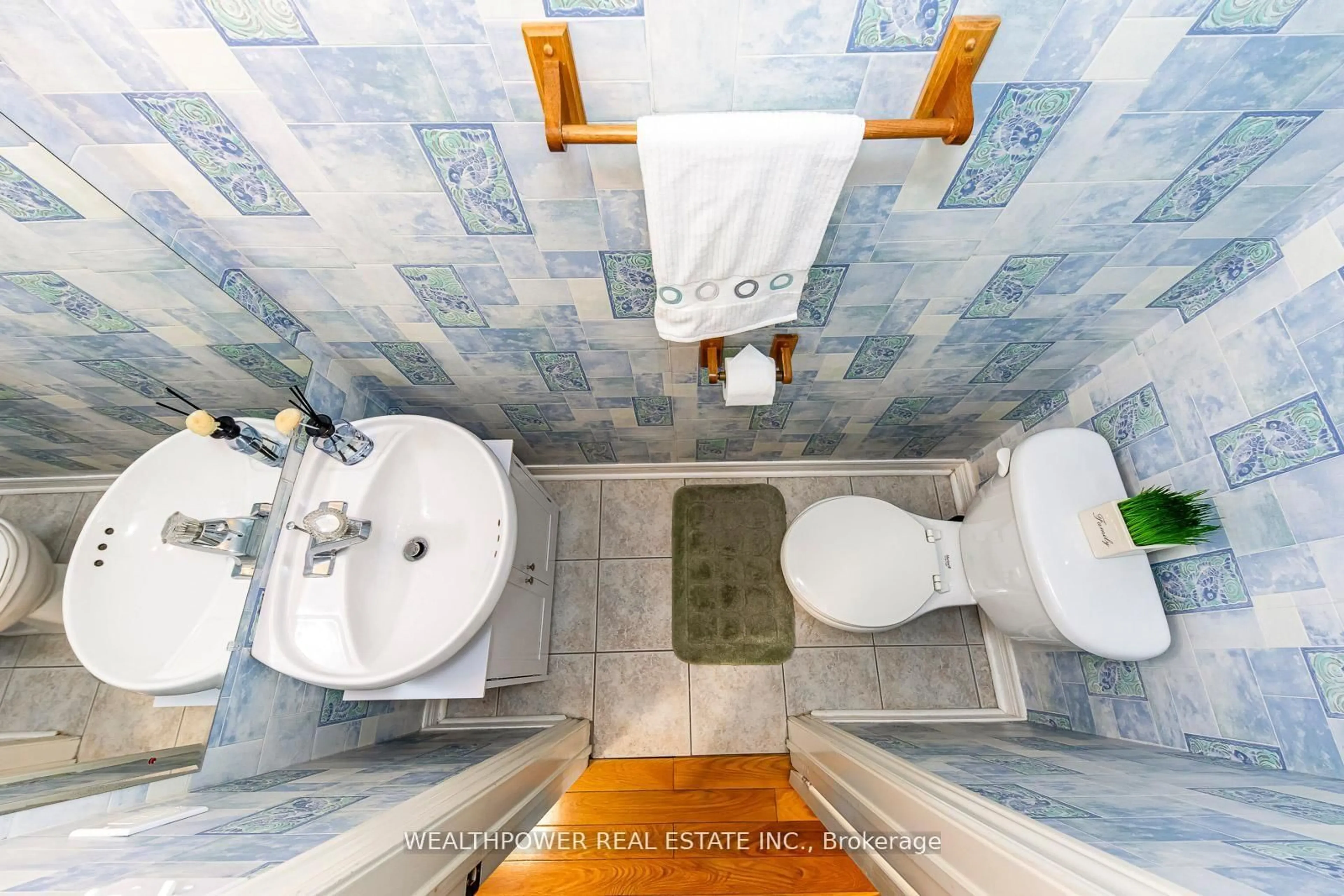 Standard bathroom, ceramic/tile floor for 800 Dundas St #26, Mississauga Ontario L5C 4S8