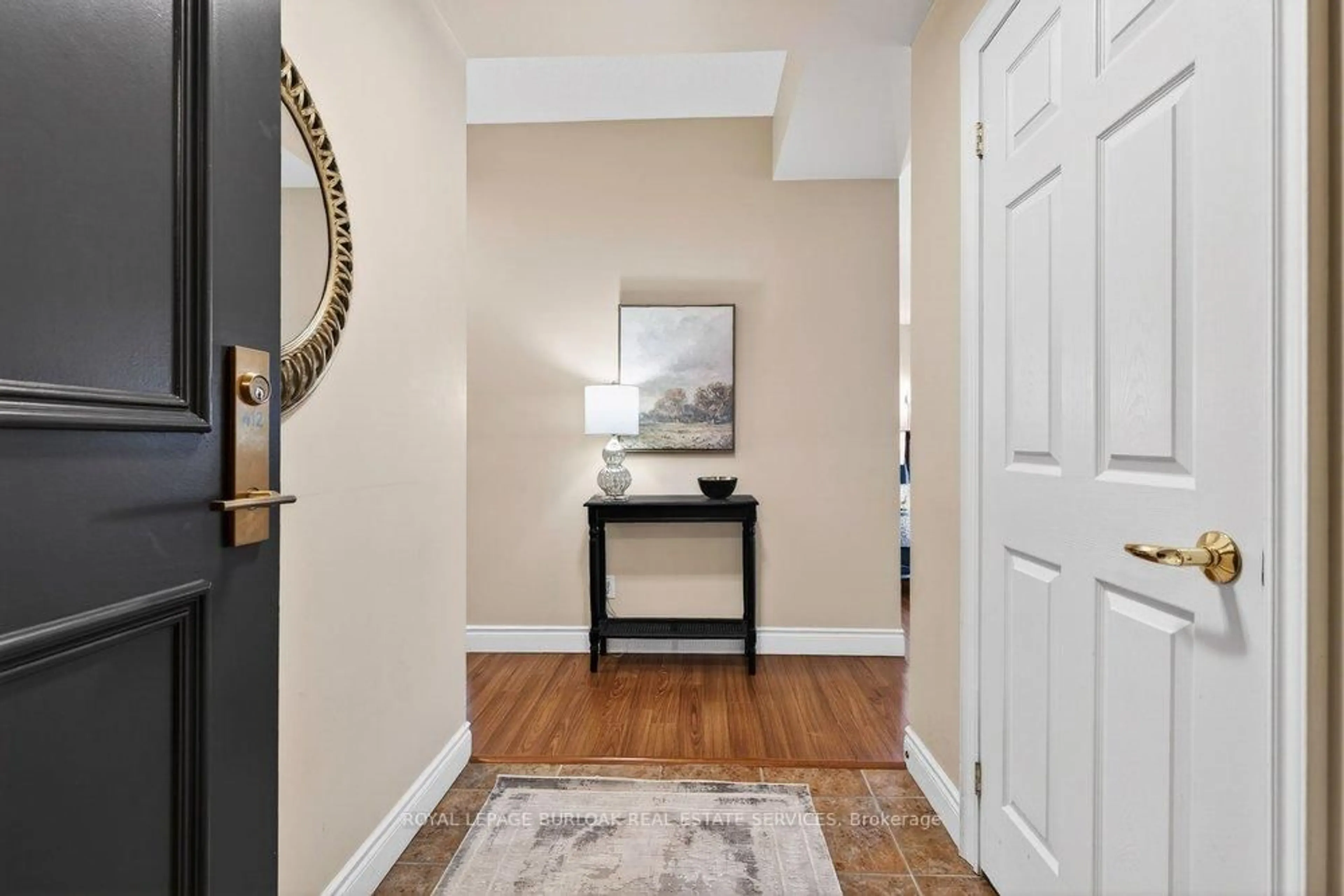 Indoor entryway for 399 Elizabeth St #412, Burlington Ontario L7R 0A4