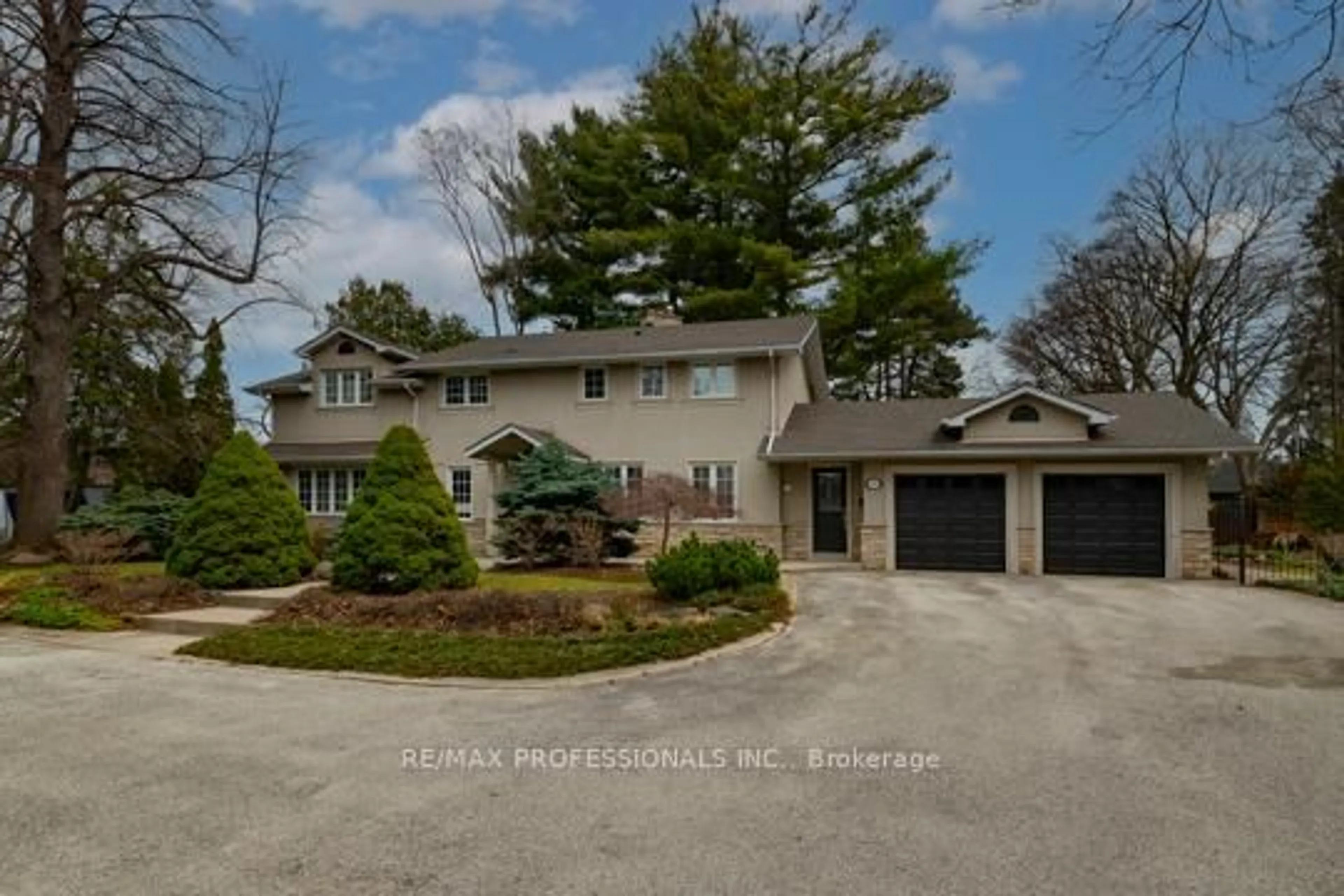 A pic from outside/outdoor area/front of a property/back of a property/a pic from drone, unknown for 202 Radley Rd, Mississauga Ontario L5G 2R7