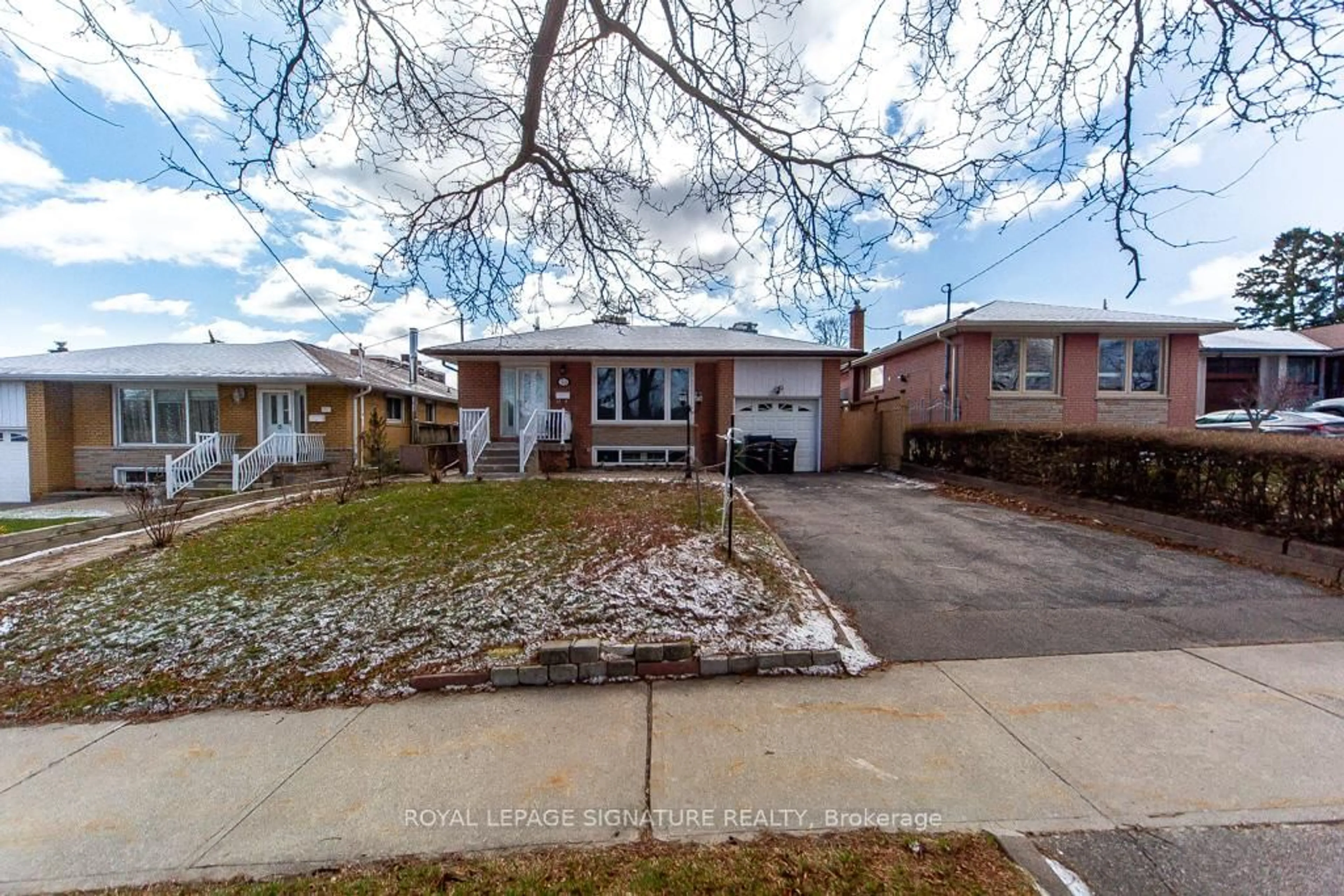 A pic from outside/outdoor area/front of a property/back of a property/a pic from drone, street for 33 Renault Cres, Toronto Ontario M9P 1J2