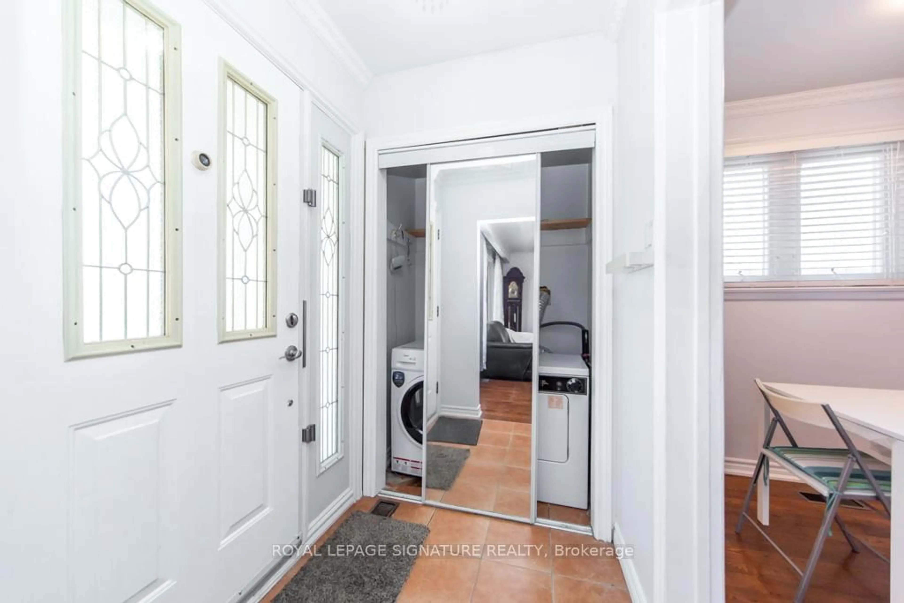 Indoor entryway for 33 Renault Cres, Toronto Ontario M9P 1J2