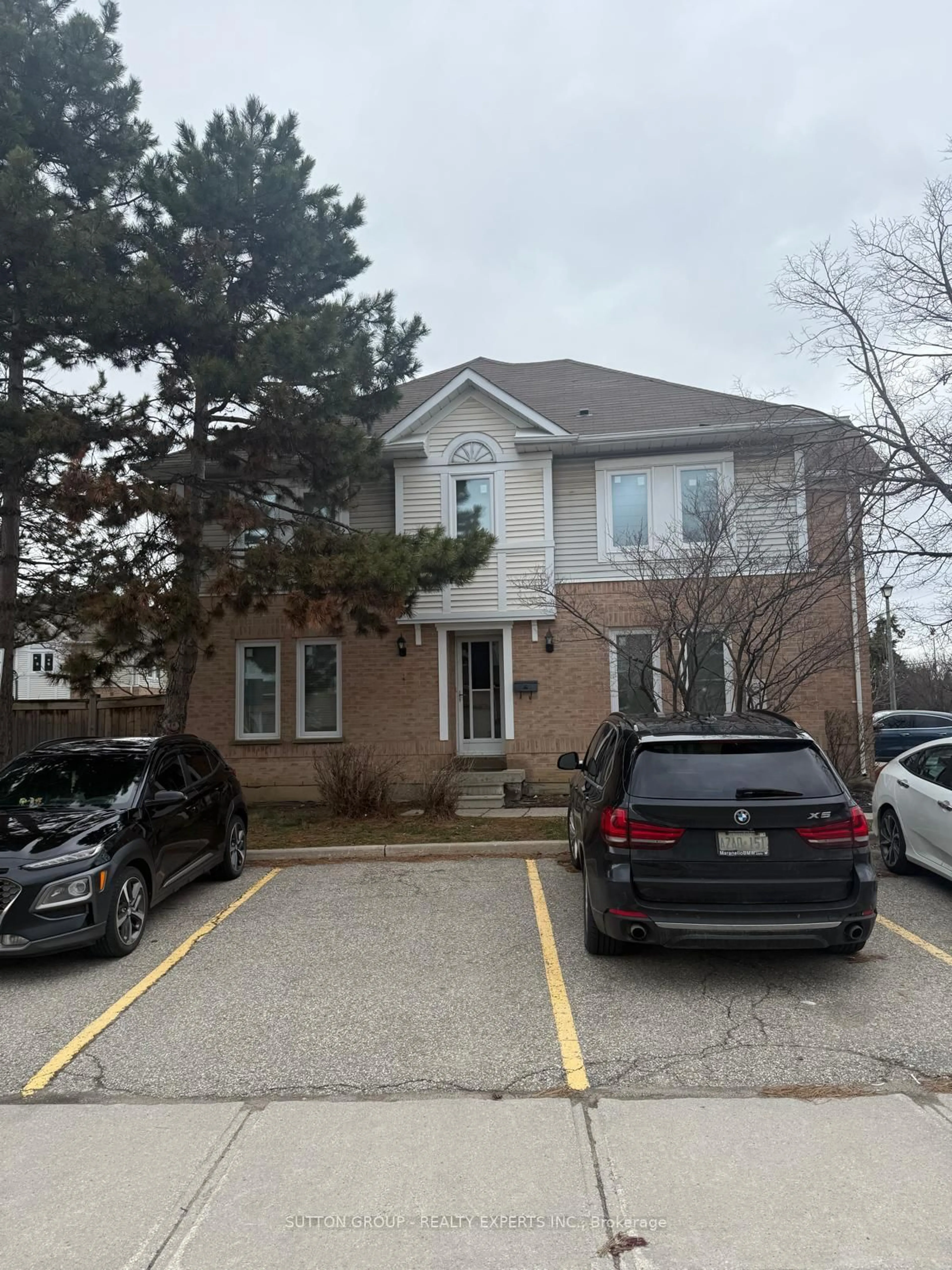 A pic from outside/outdoor area/front of a property/back of a property/a pic from drone, street for 63 Wickstead Crt, Brampton Ontario L6R 1N8