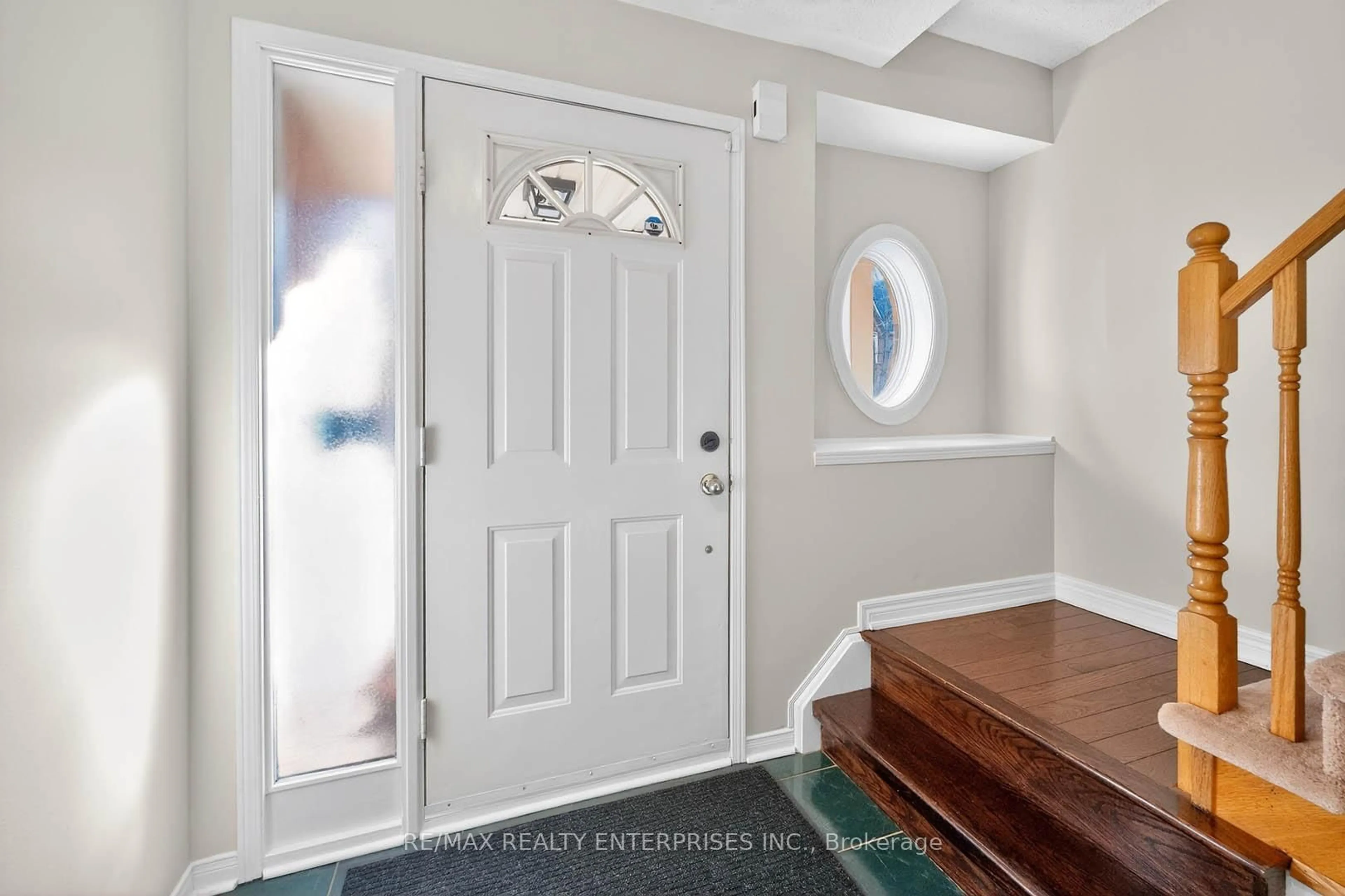 Indoor entryway for 1084 Queen St #24B, Mississauga Ontario L5H 4K4