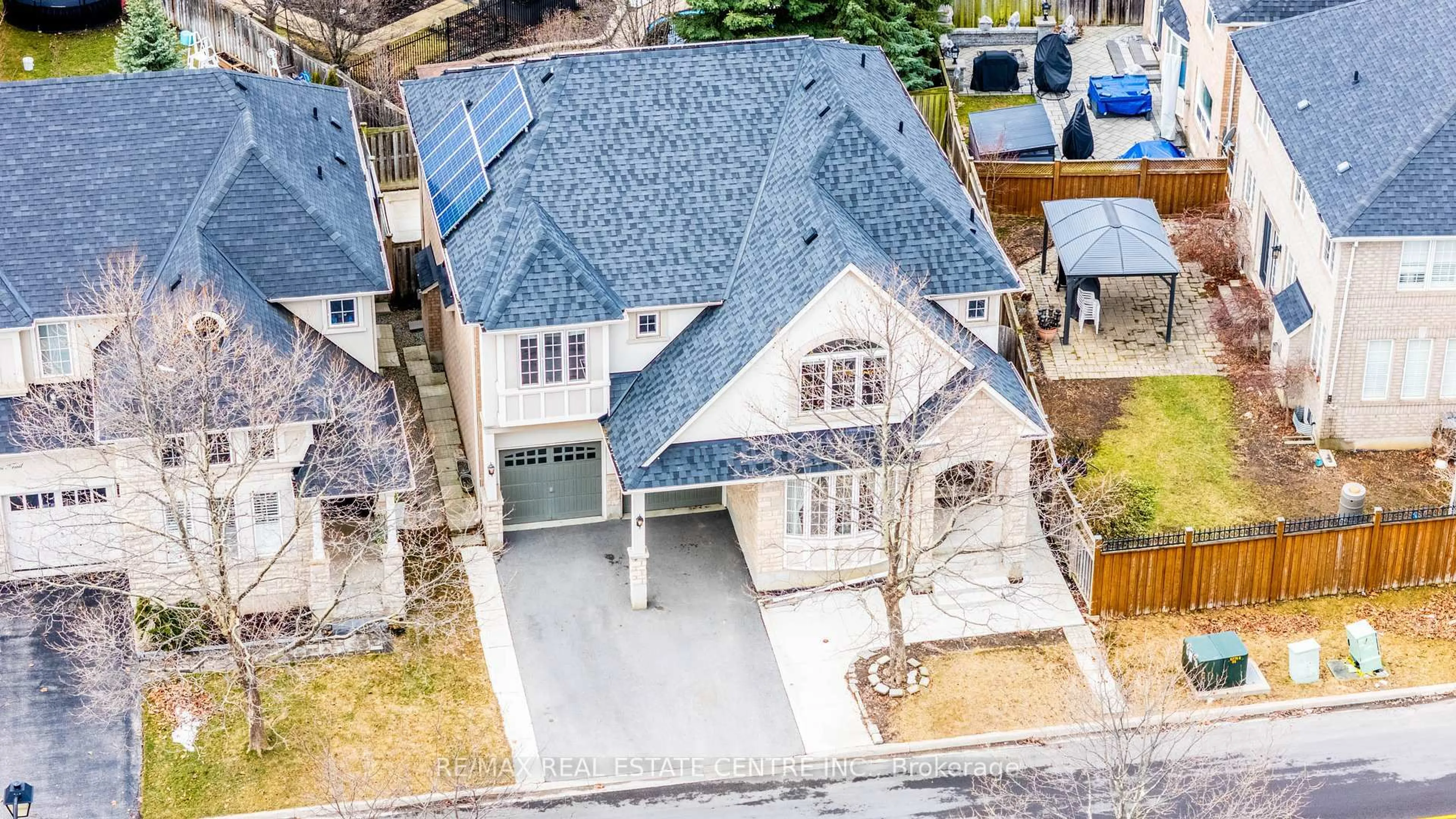 A pic from outside/outdoor area/front of a property/back of a property/a pic from drone, street for 706 Maddocks Tr, Milton Ontario L9T 0E1
