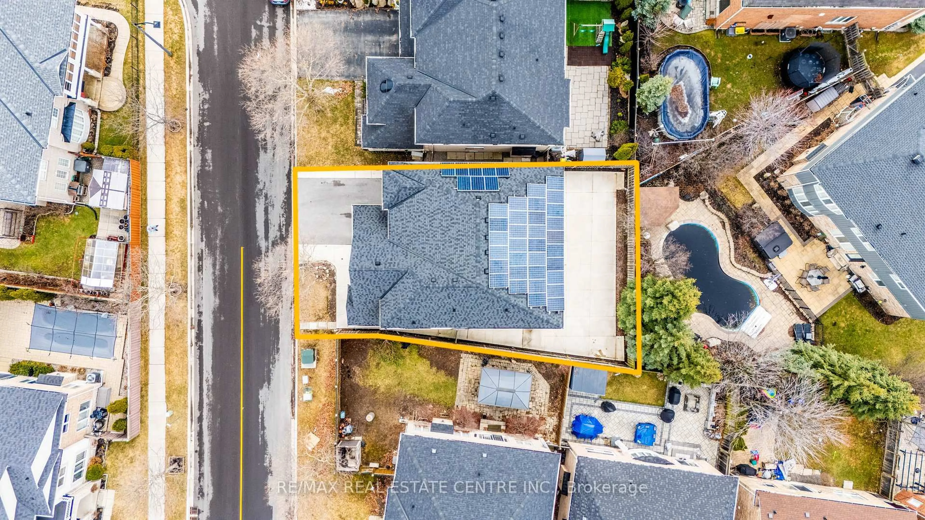A pic from outside/outdoor area/front of a property/back of a property/a pic from drone, street for 706 Maddocks Tr, Milton Ontario L9T 0E1