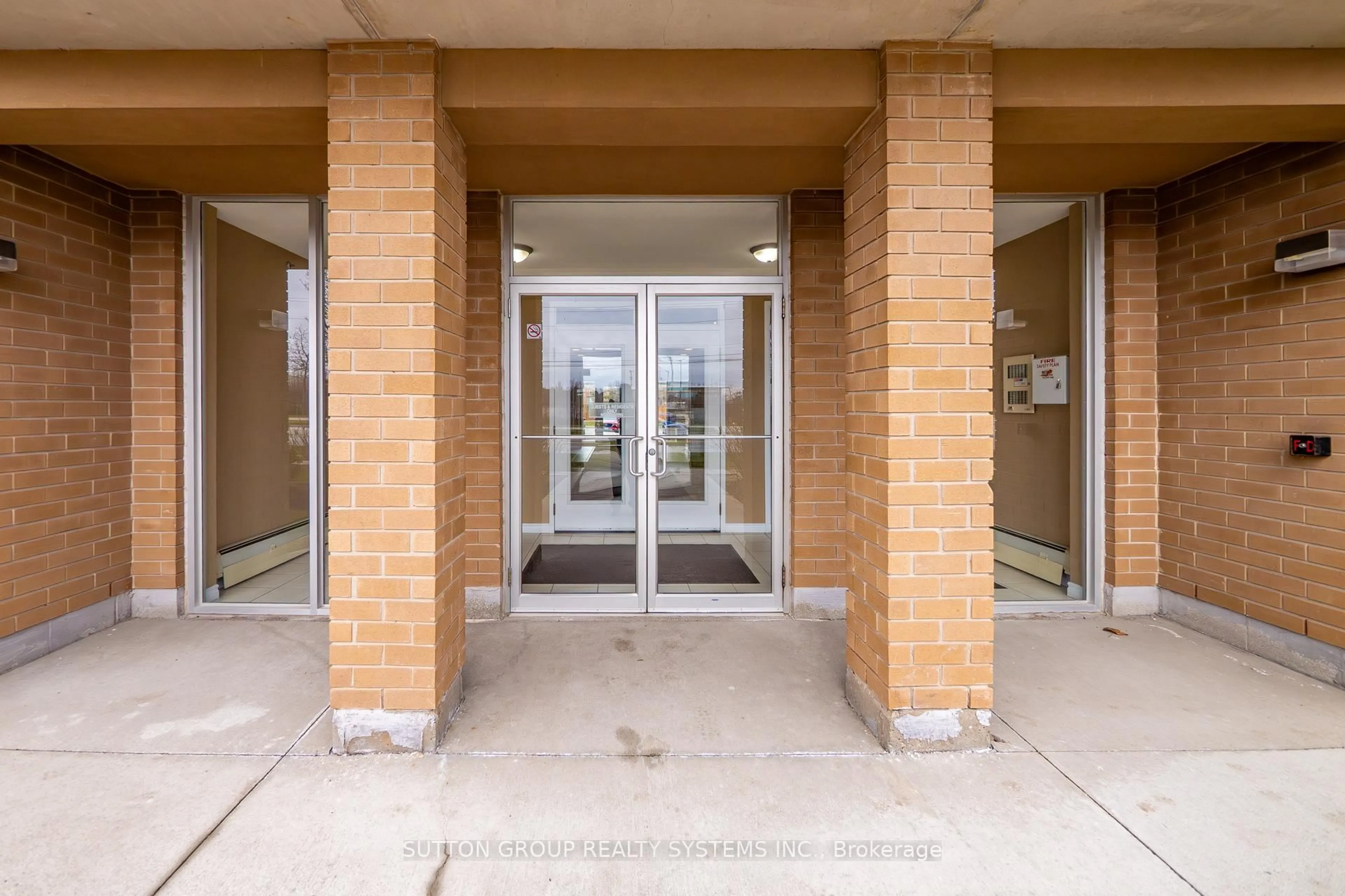 Indoor foyer for 4450 Fairview St #312, Burlington Ontario L7L 7K7