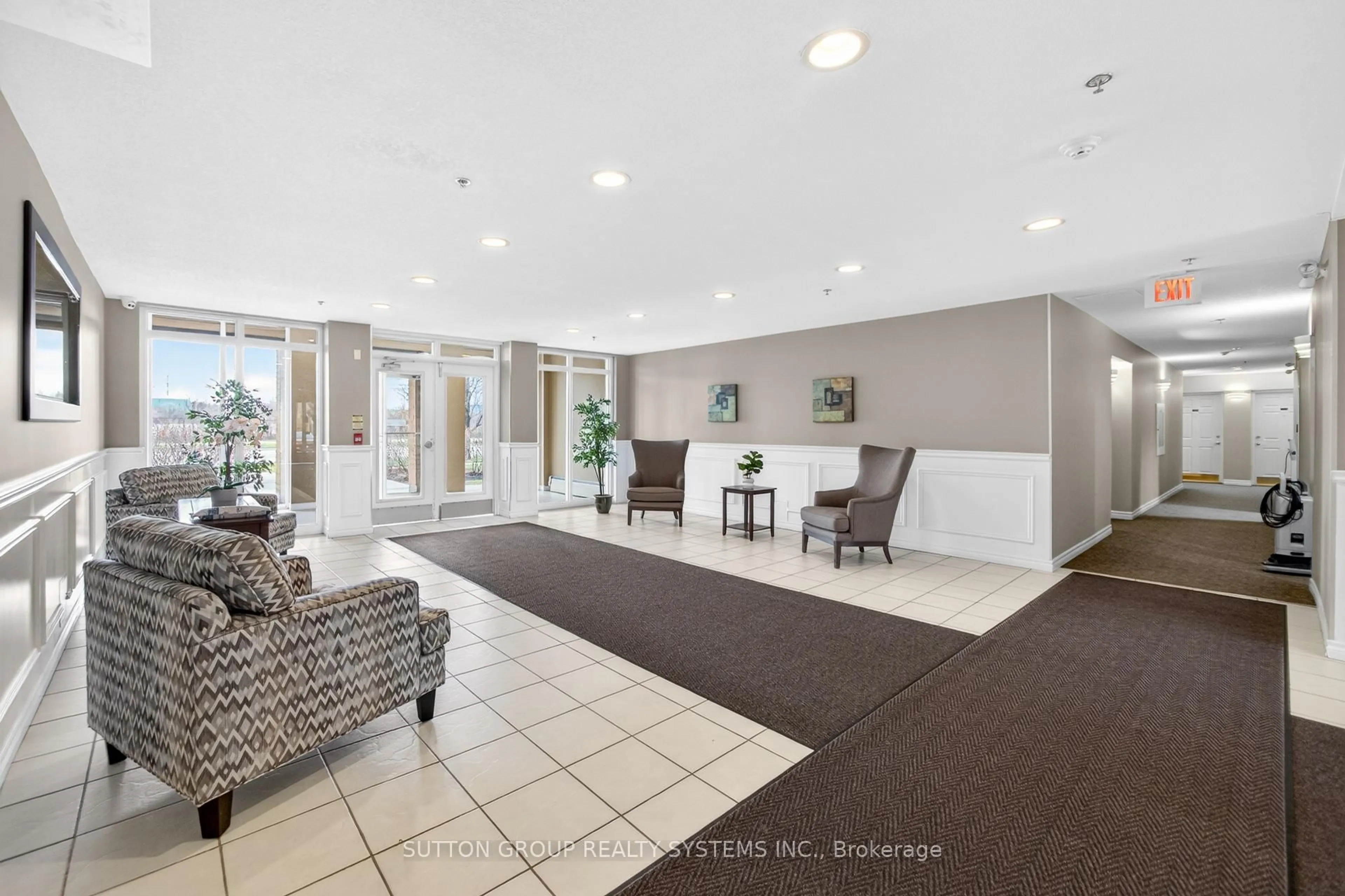 Indoor foyer for 4450 Fairview St #312, Burlington Ontario L7L 7K7