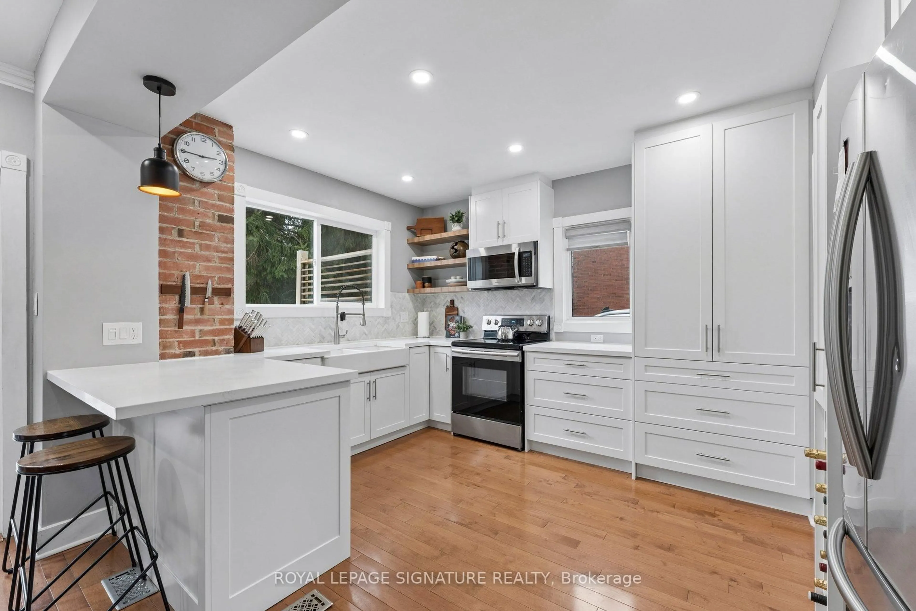 Open concept kitchen, ceramic/tile floor for 71 English St, Brampton Ontario L6X 1L5