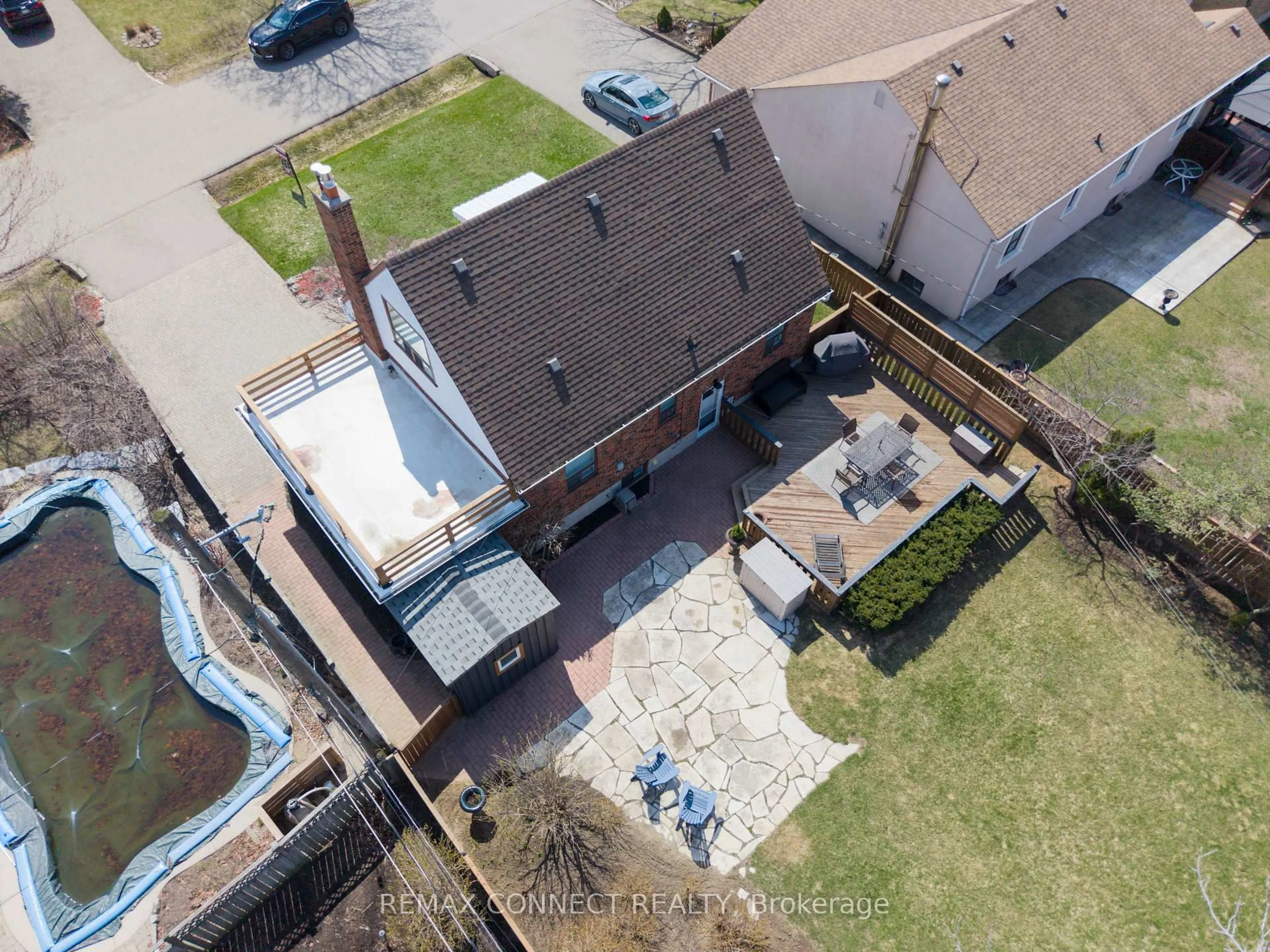 A pic from outside/outdoor area/front of a property/back of a property/a pic from drone, street for 961 Ribston Rd, Mississauga Ontario L4Y 1B5