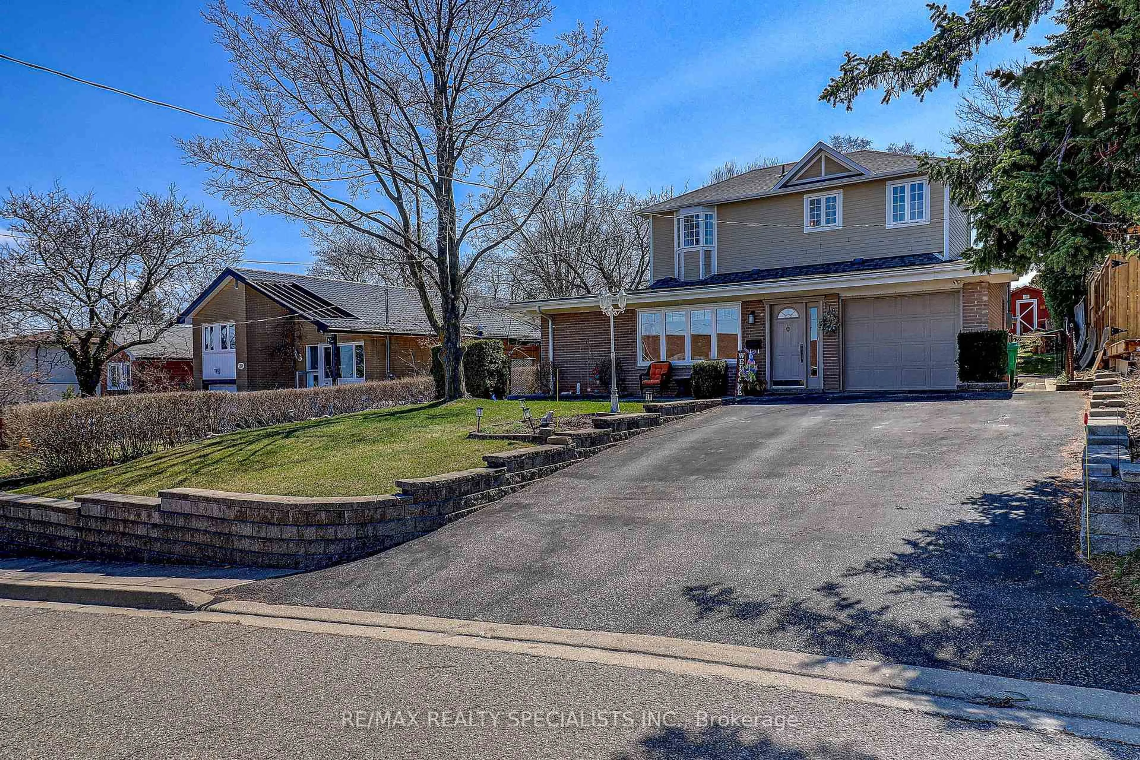 A pic from outside/outdoor area/front of a property/back of a property/a pic from drone, street for 118 Vista Blvd, Mississauga Ontario L5M 1V9