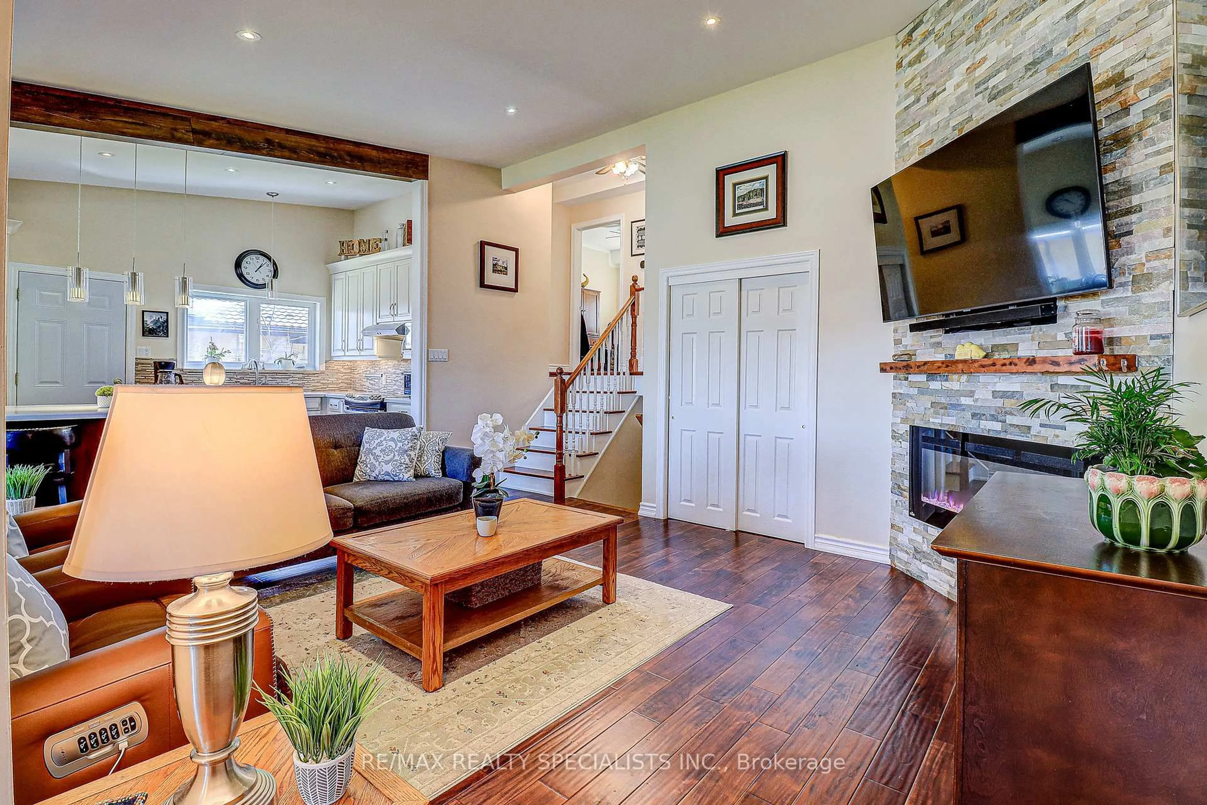 Living room with furniture, wood/laminate floor for 118 Vista Blvd, Mississauga Ontario L5M 1V9